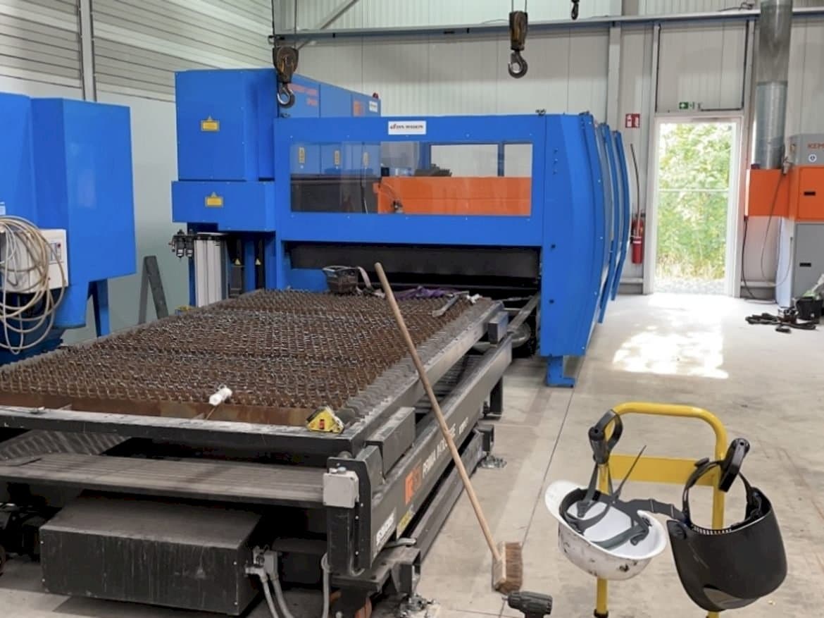 Makine Prima Industrie Platino 1530 - Önden görünüm