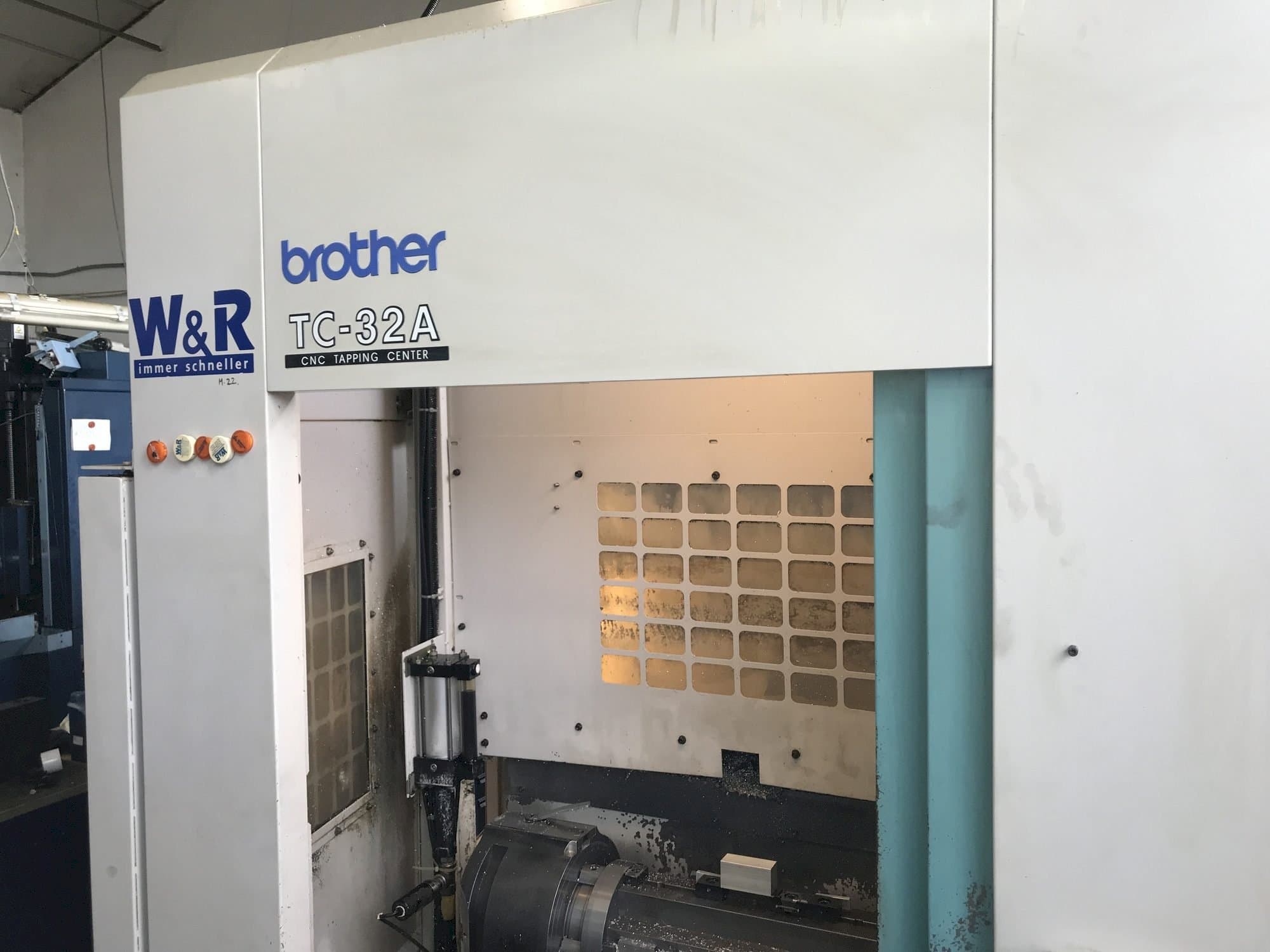 Makine Brother TC-32A - Önden görünüm