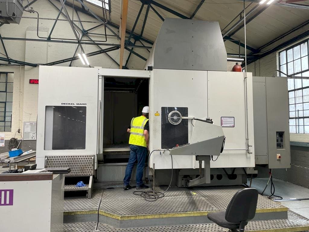 Makine DECKEL MAHO DMU 200T - Önden görünüm