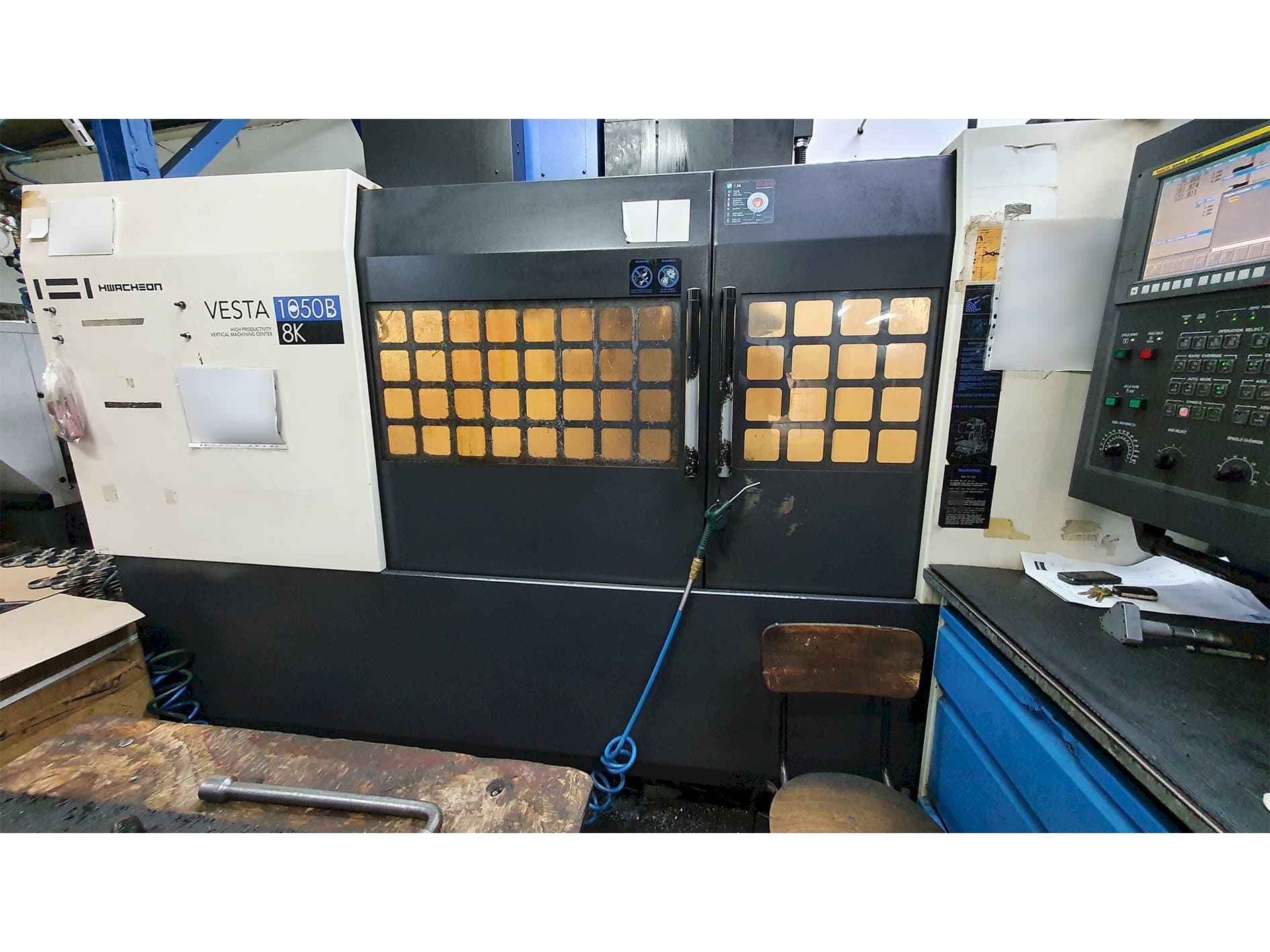 Makine HWACHEON VESTA-1050B - Önden görünüm