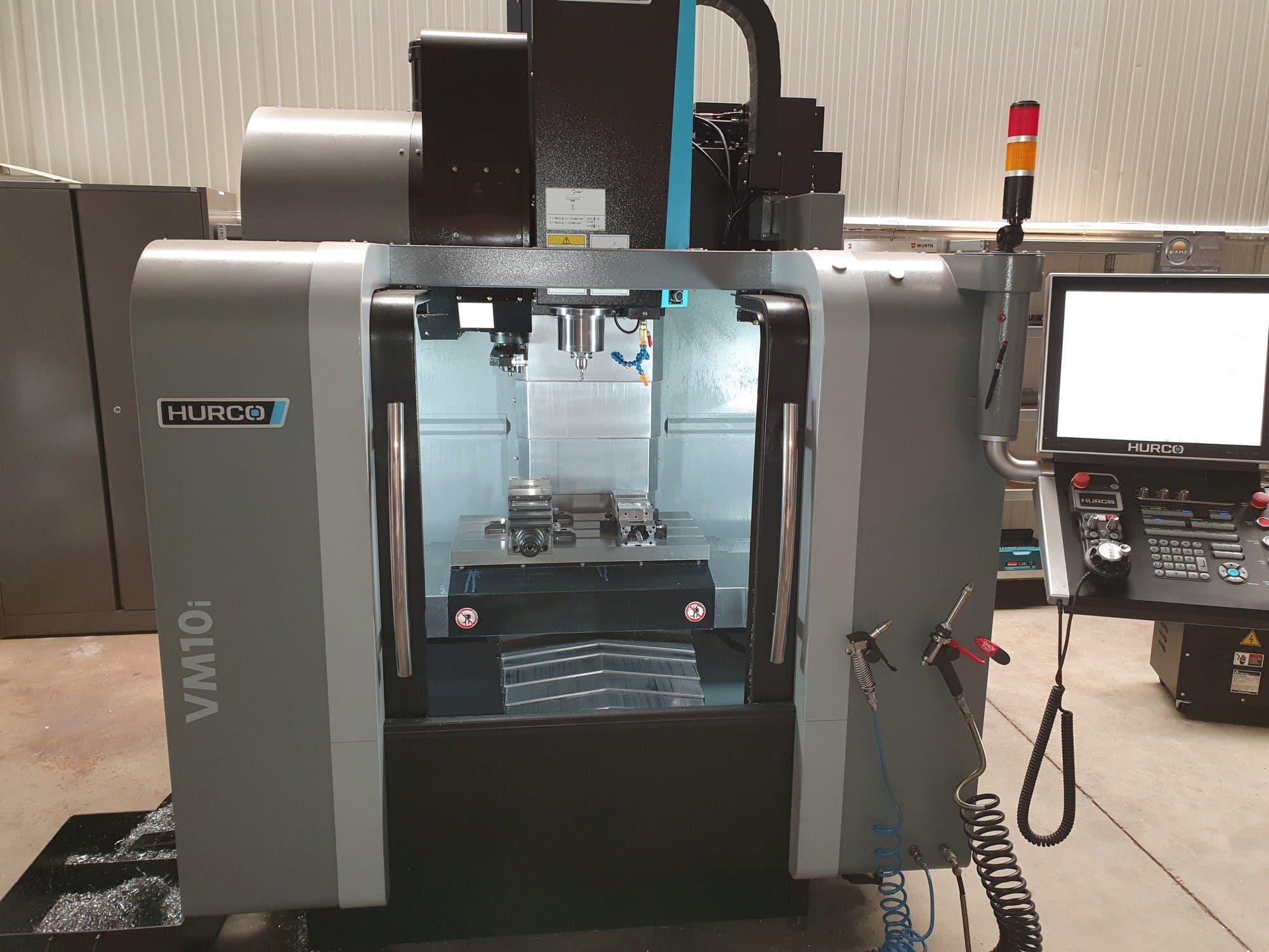 Makine Hurco VM10i - Önden görünüm