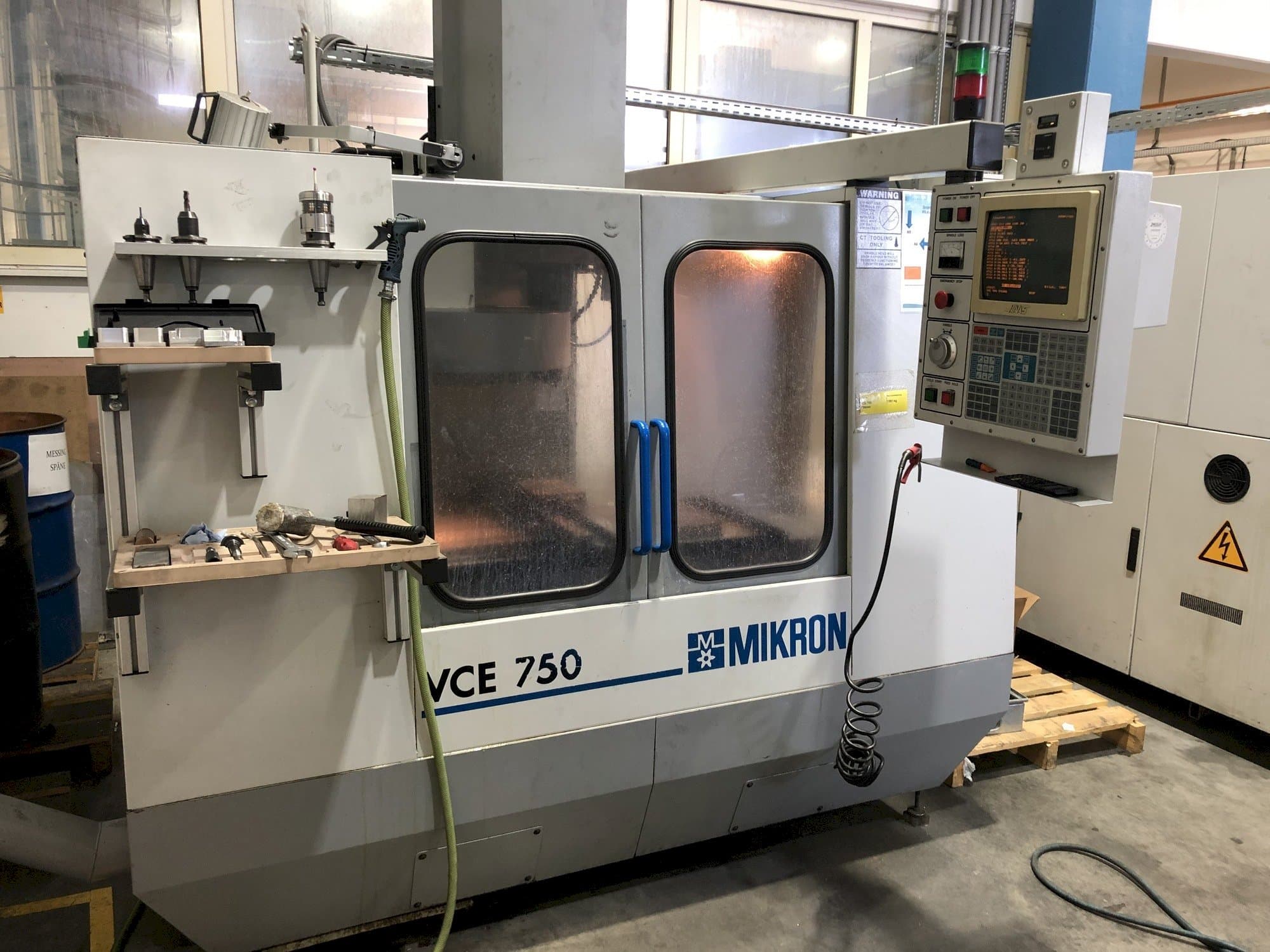 Makine MIKRON VCE 750 - Önden görünüm