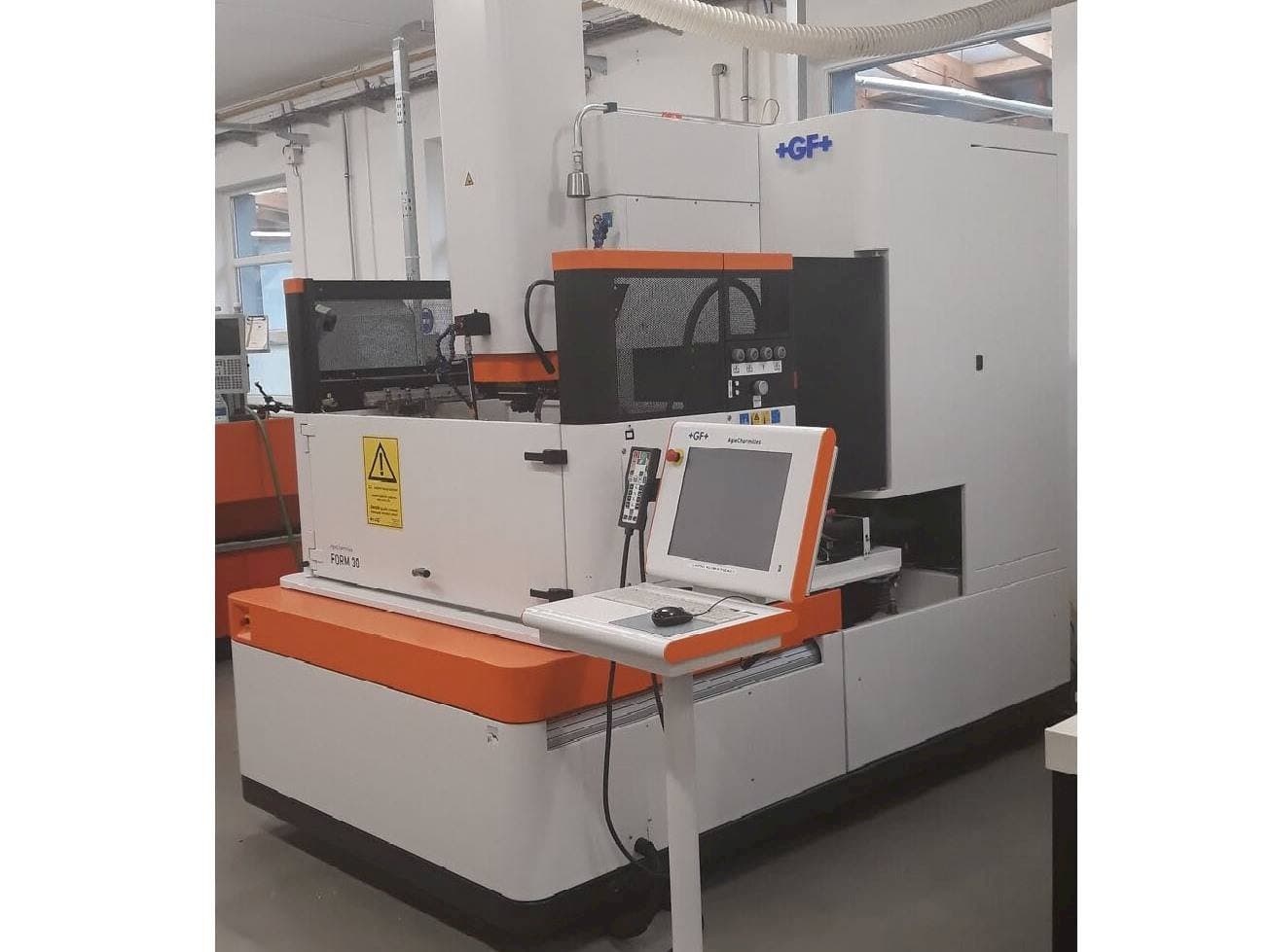 Makine AgieCharmilles Form 30 - Önden görünüm