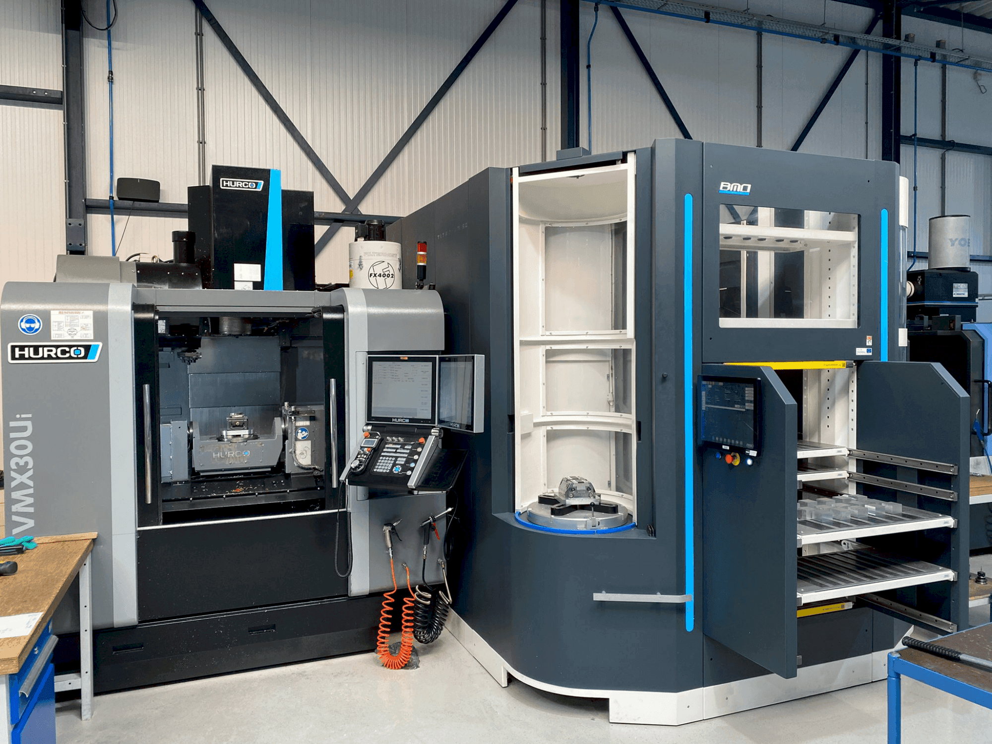 Makine Hurco VMX30Ui + BMO Automation Titanium 50 - Önden görünüm