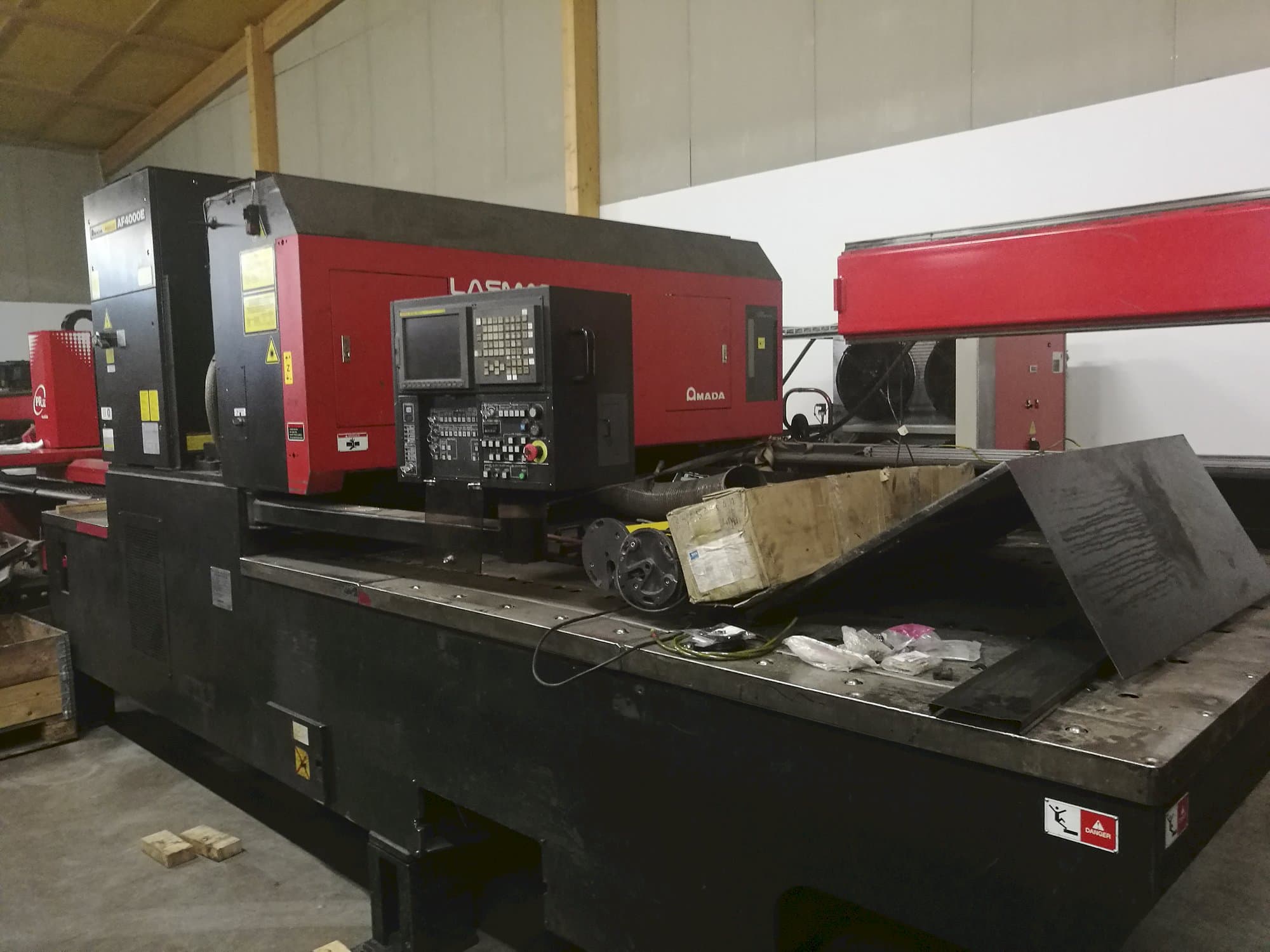 Makine AMADA - Sağdan görünüm LC 2415 α3