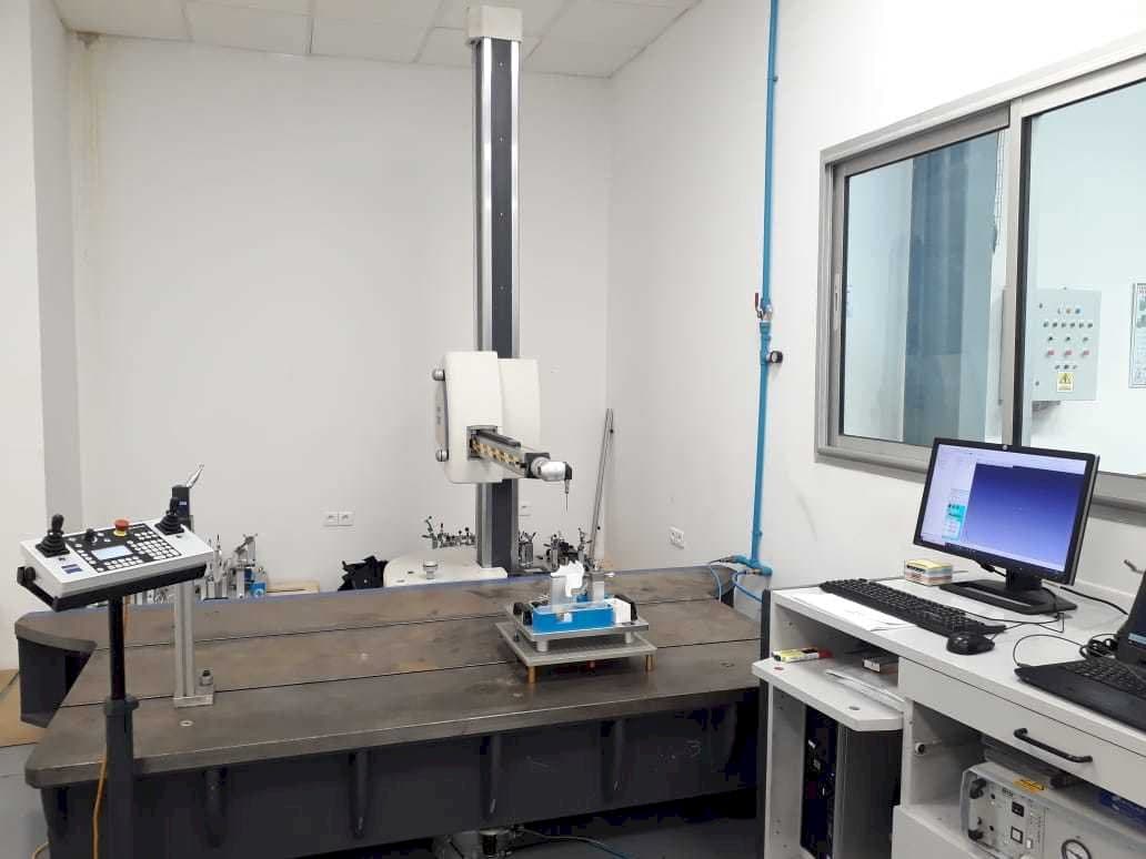 Makine ZEISS Carmet CNC - Önden görünüm