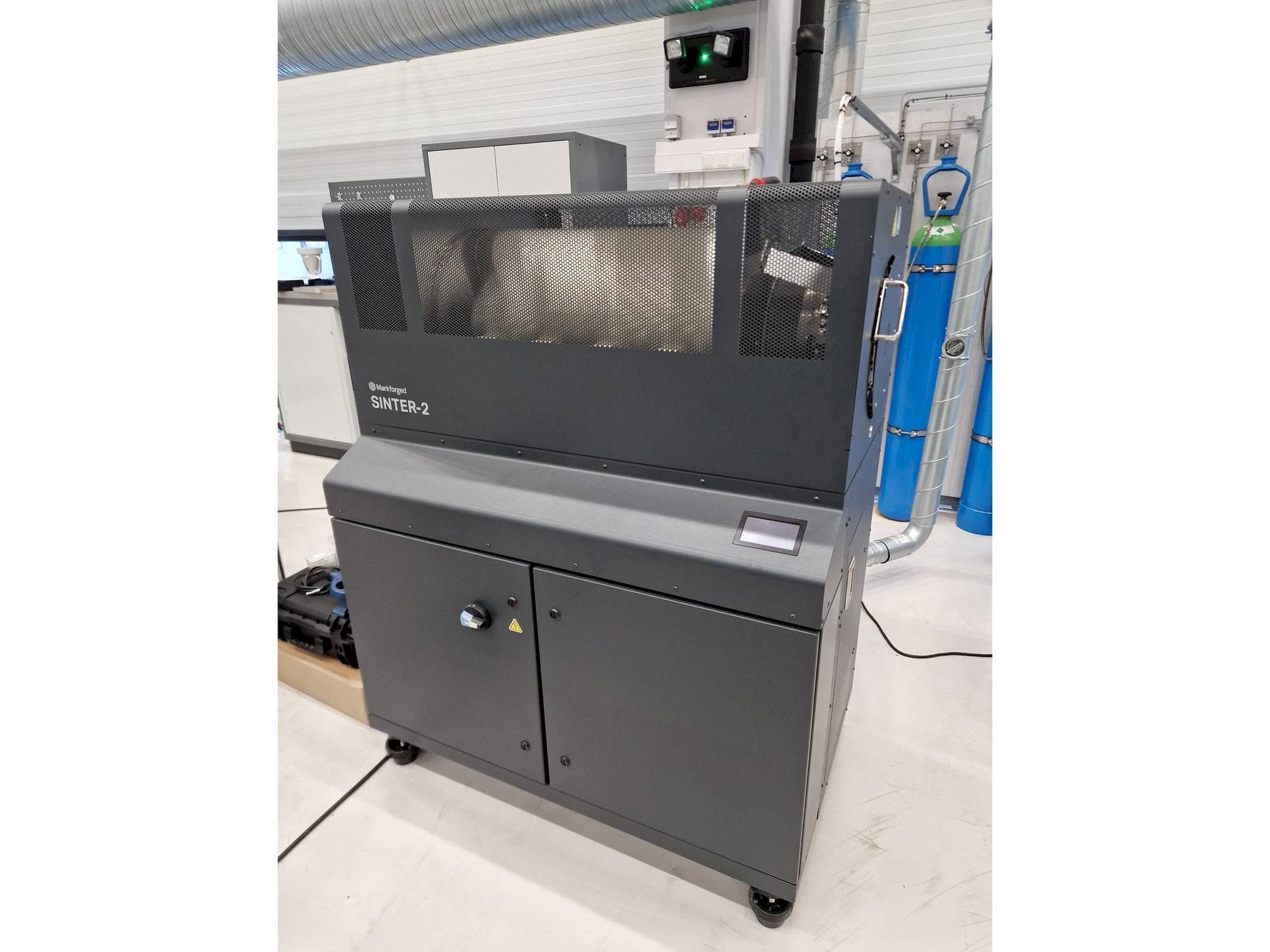 Makine MARKFORGED Metal X - Önden görünüm