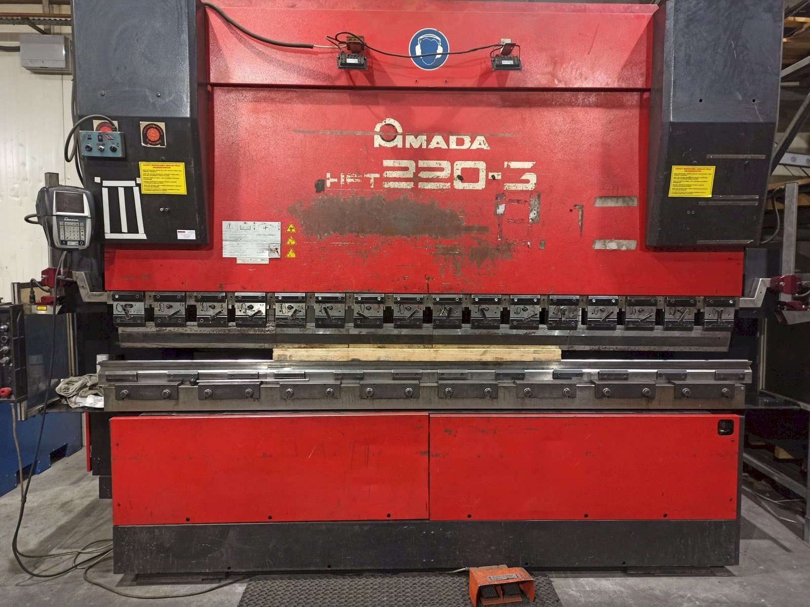 Makine AMADA HFT 220-3 - Önden görünüm