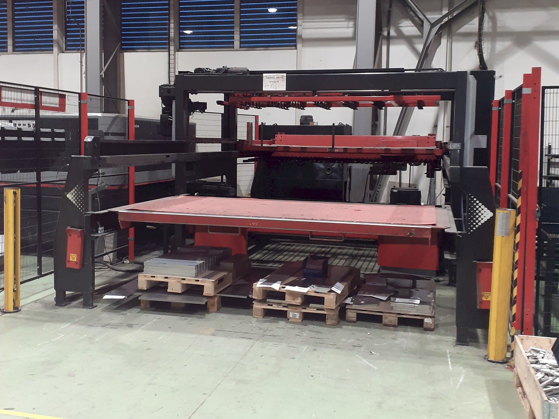 Makine AMADA FOL 3015 AJ - Önden görünüm