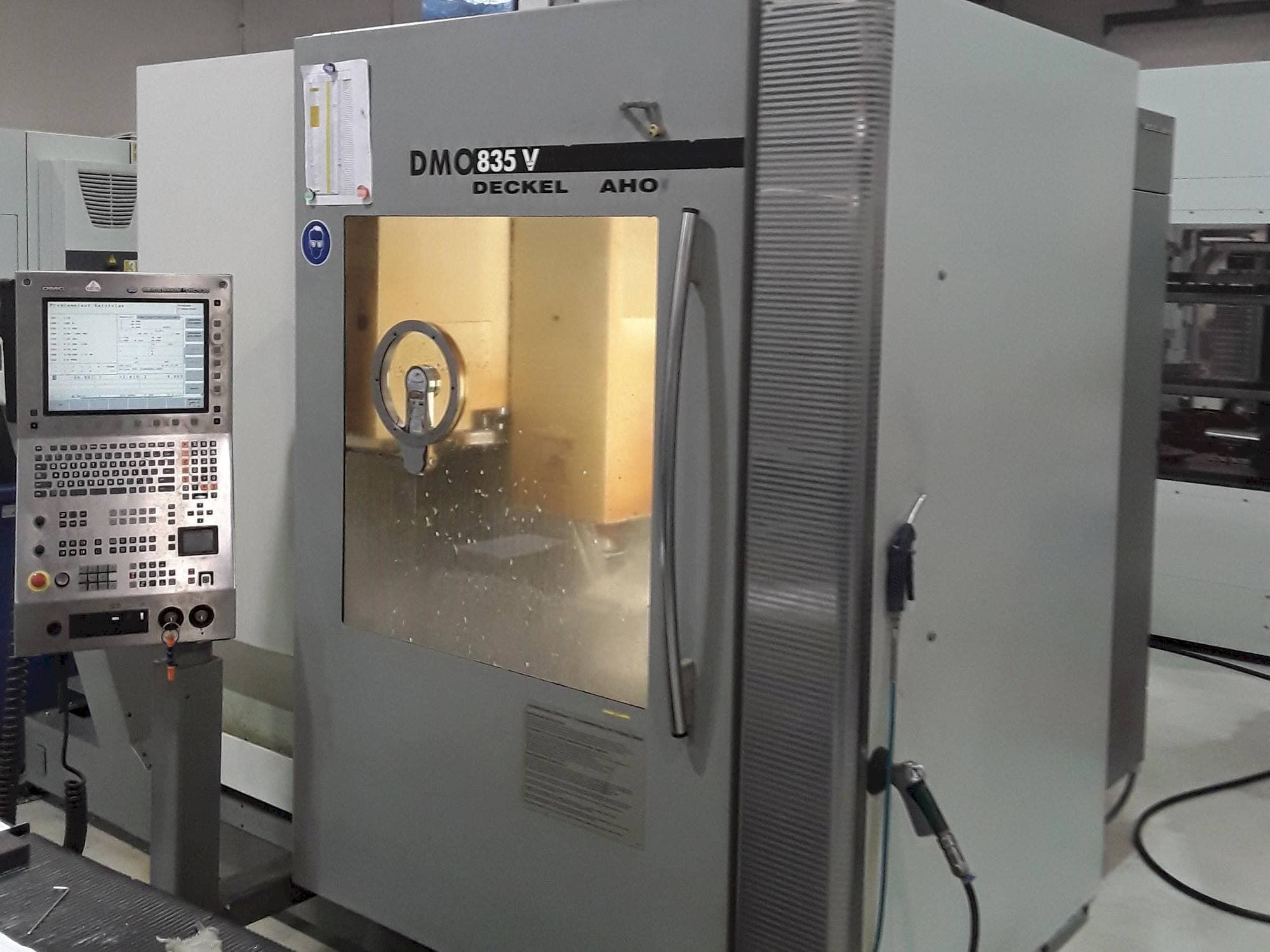 Makine  DECKEL MAHO DMC 835 V - Önden görünüm