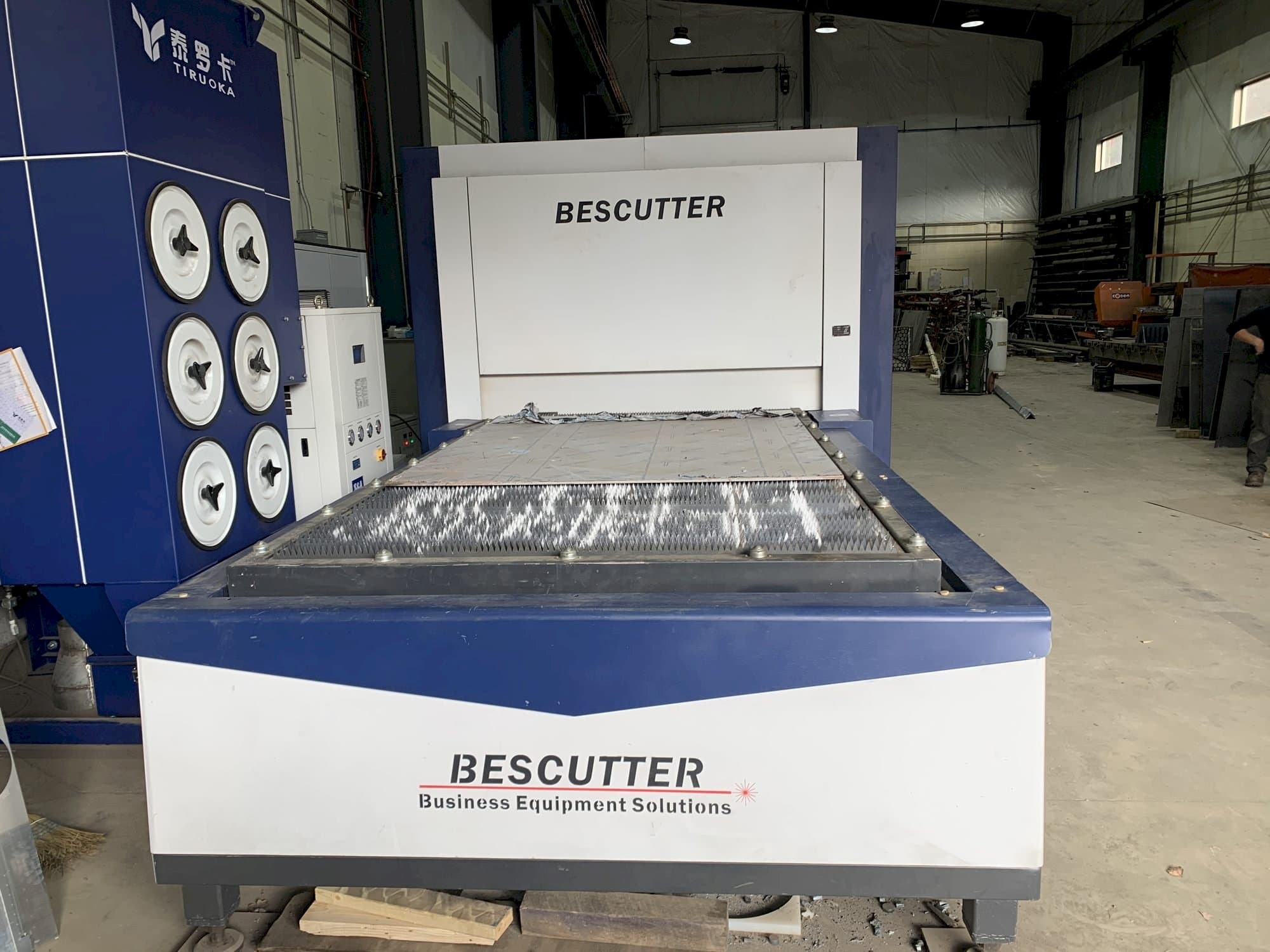 Makine  BESCUTTER Tital-8000W IPG - Önden görünüm
