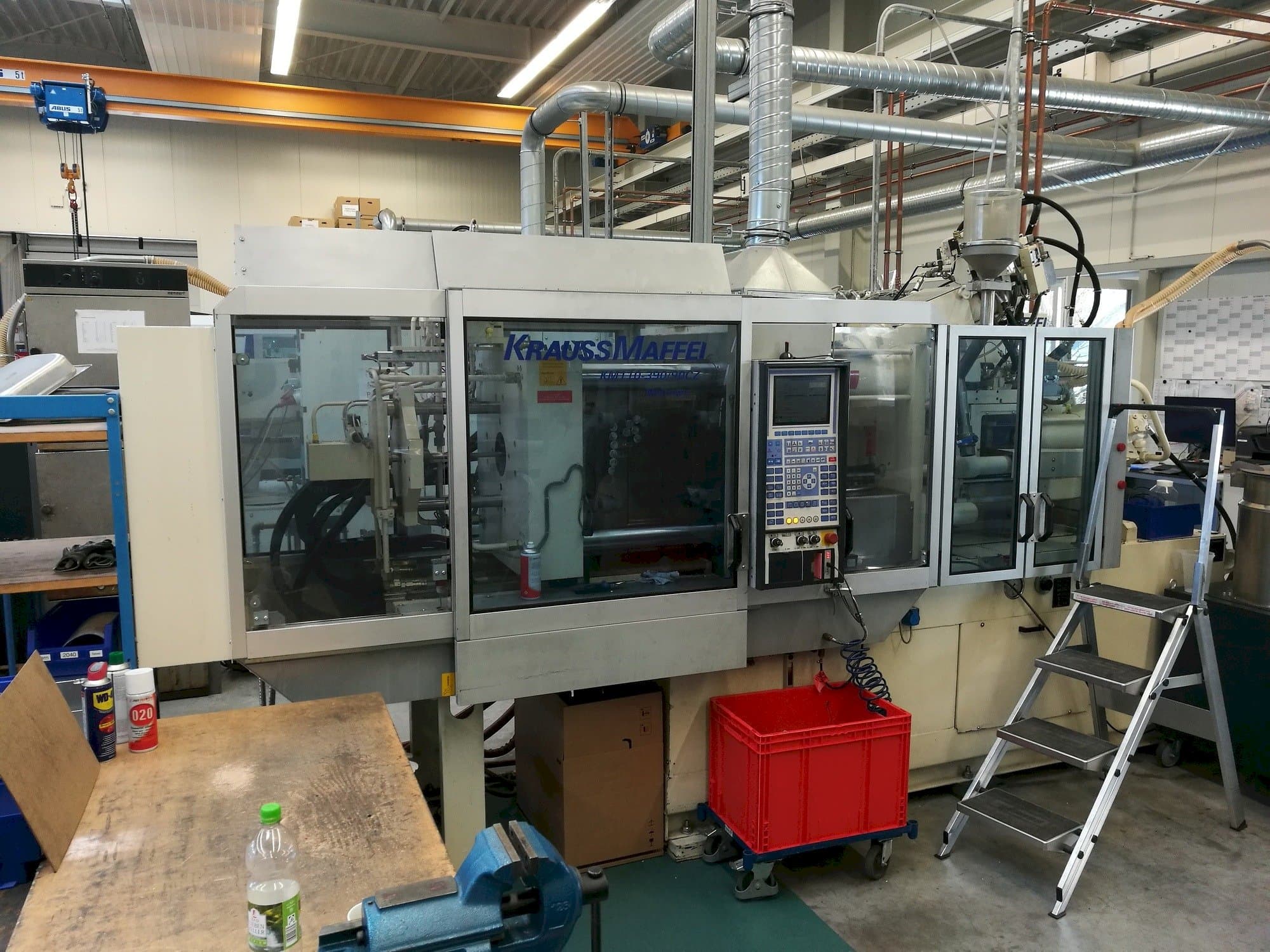 Makine Krauss Maffei 110-390/90 CZ - Önden görünüm
