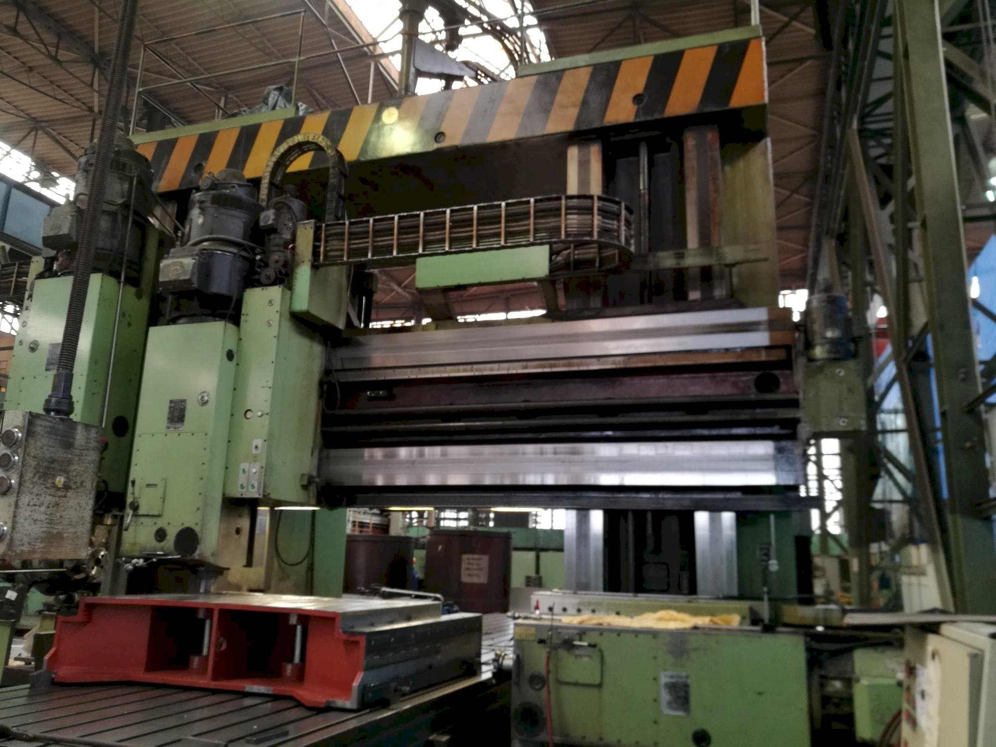 Makine  TOS FRV-D 20 x 40 - Önden görünüm