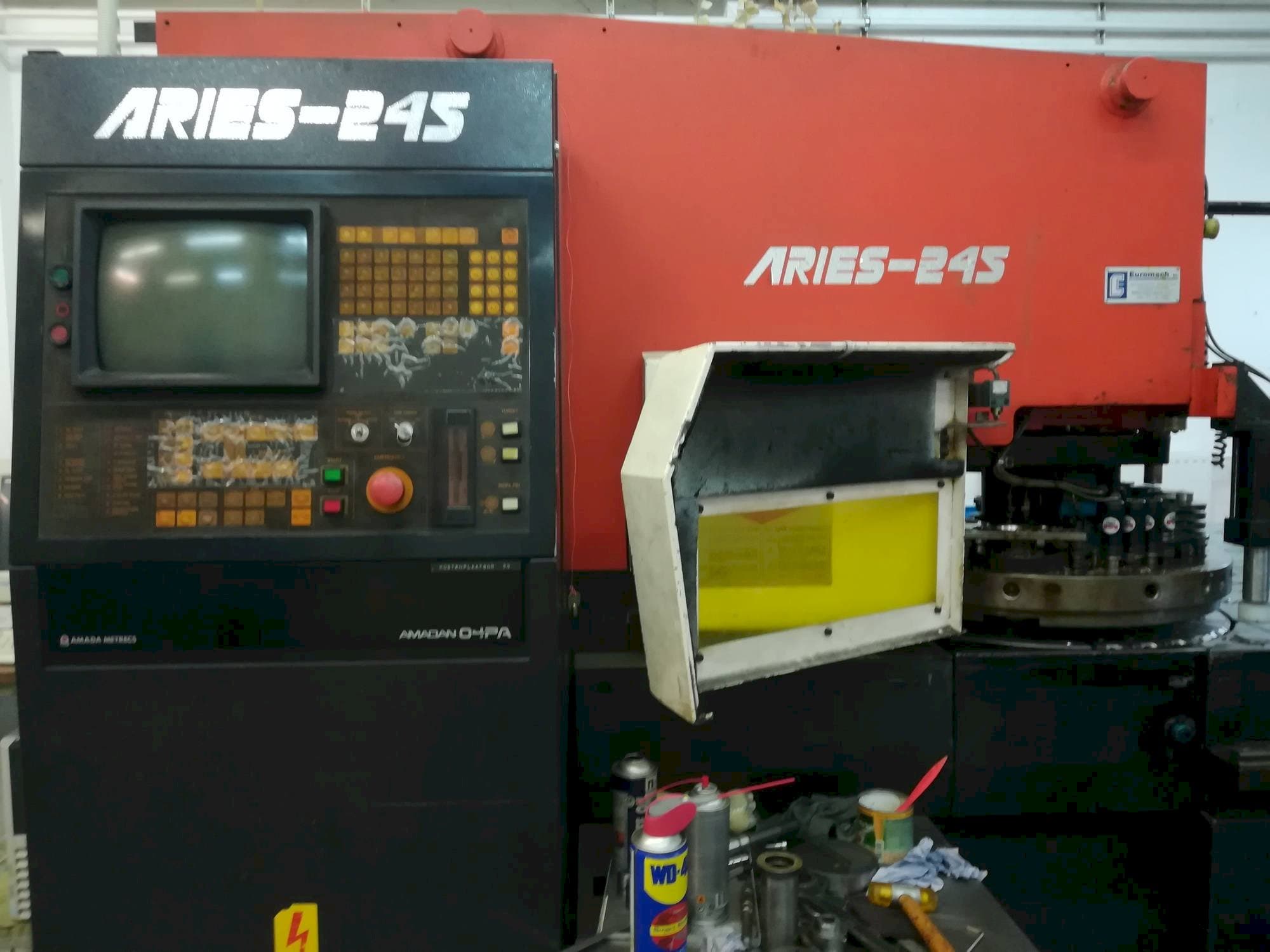 Makine AMADA Aries 245 20Ton - Önden görünüm