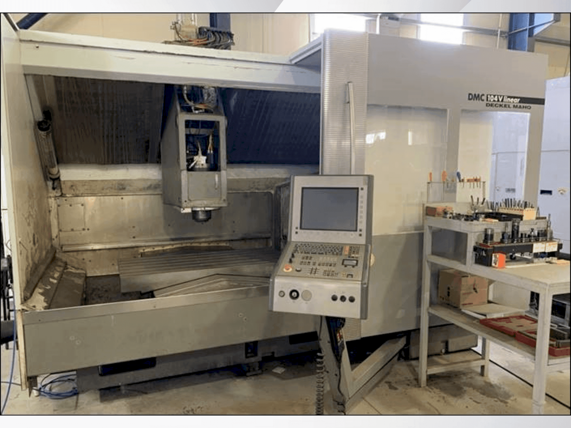 Makine DECKEL MAHO DMC 104V Linear - Önden görünüm