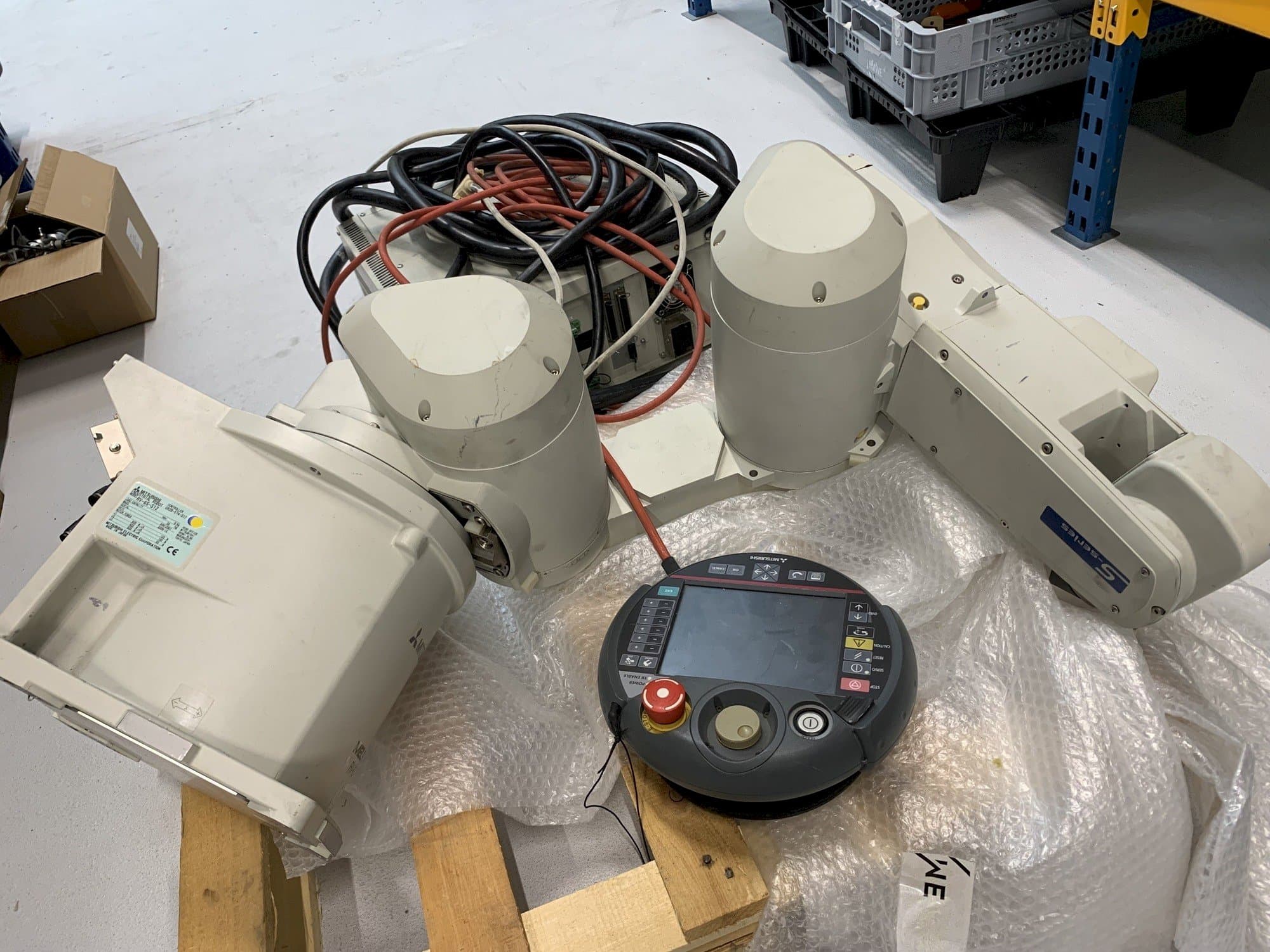 Makine Mitsubishi Melfa RV 6S - Önden görünüm