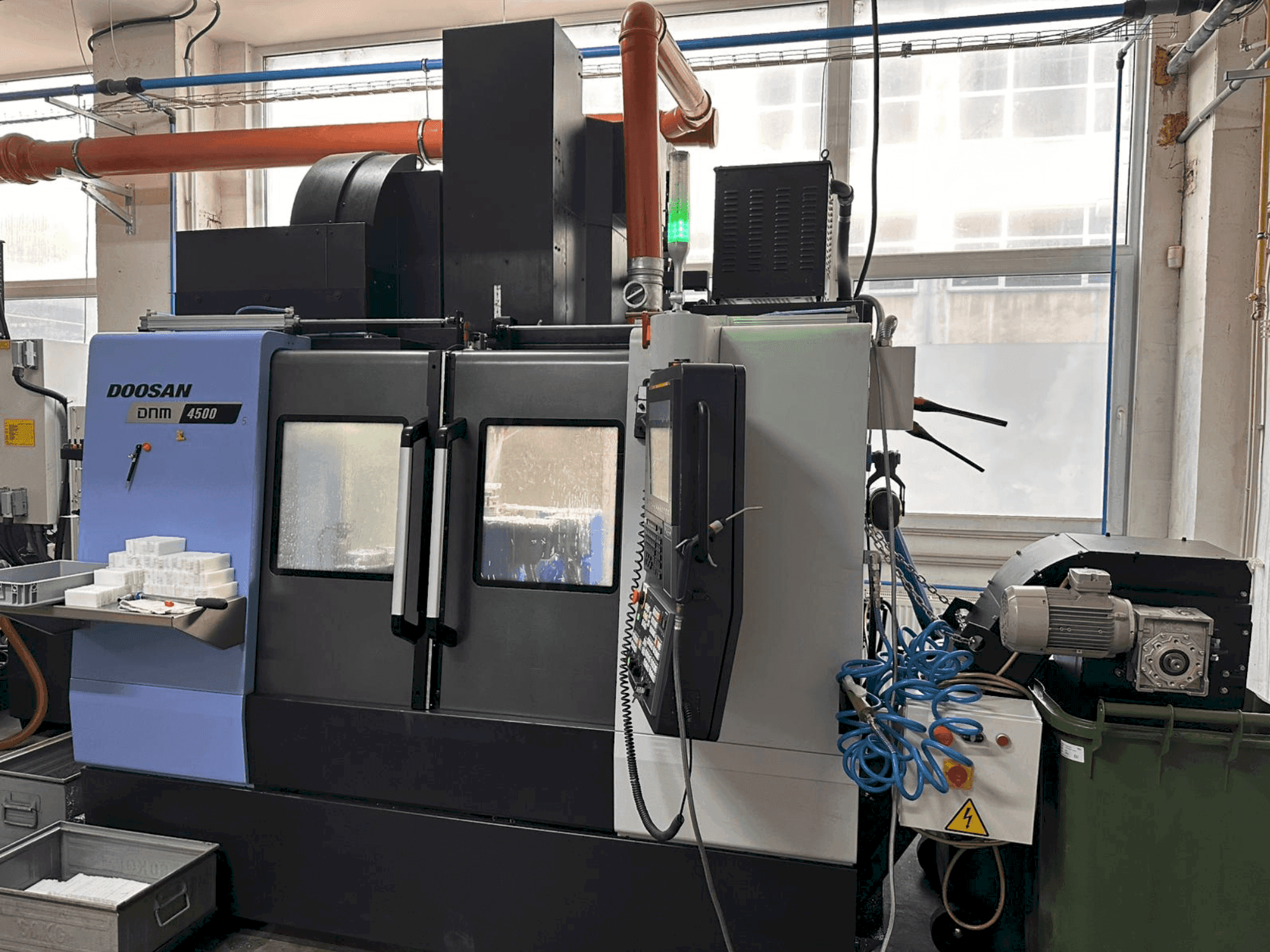 Makine DOOSAN DNM 4500 - Önden görünüm