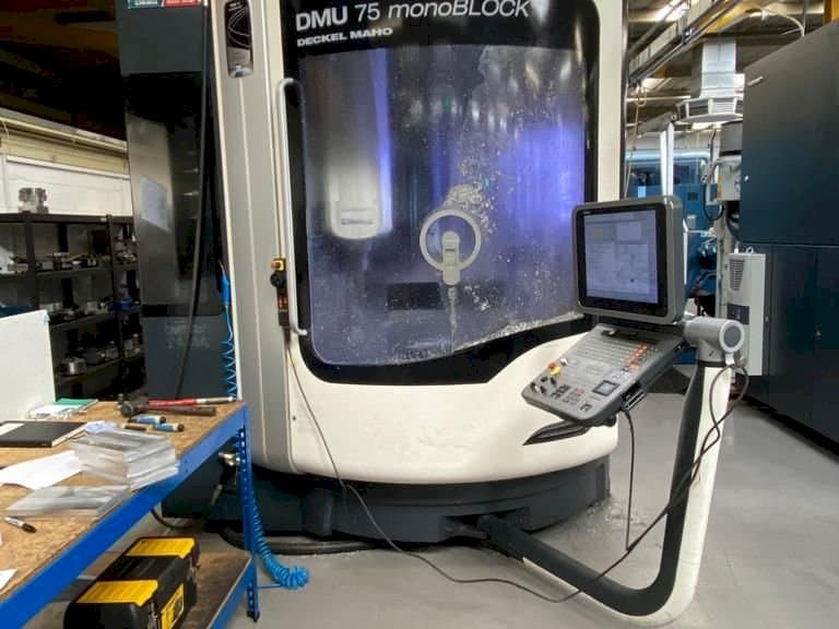 Makine DMG MORI DMU75 monoBLOCK - Önden görünüm