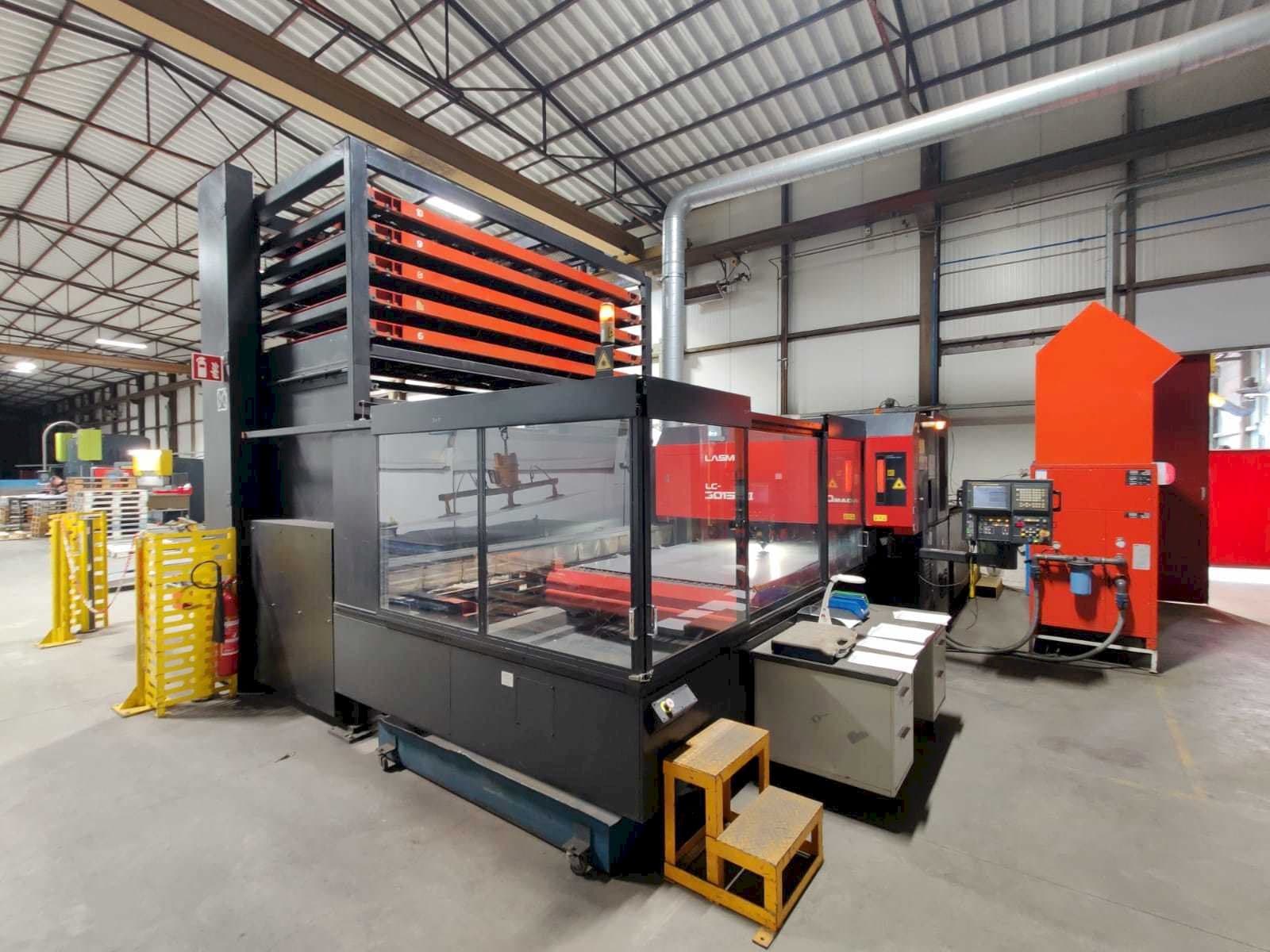 Makine AMADA LC3015B3EU - Önden görünüm