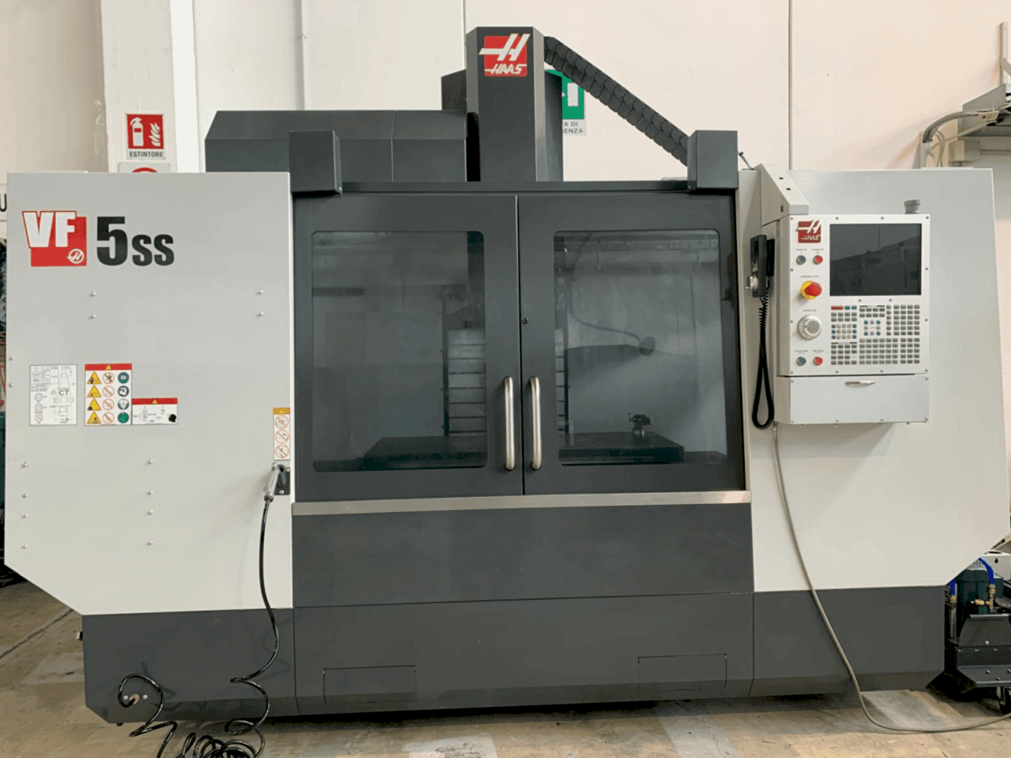 Makine  HAAS VF5SS - Önden görünüm
