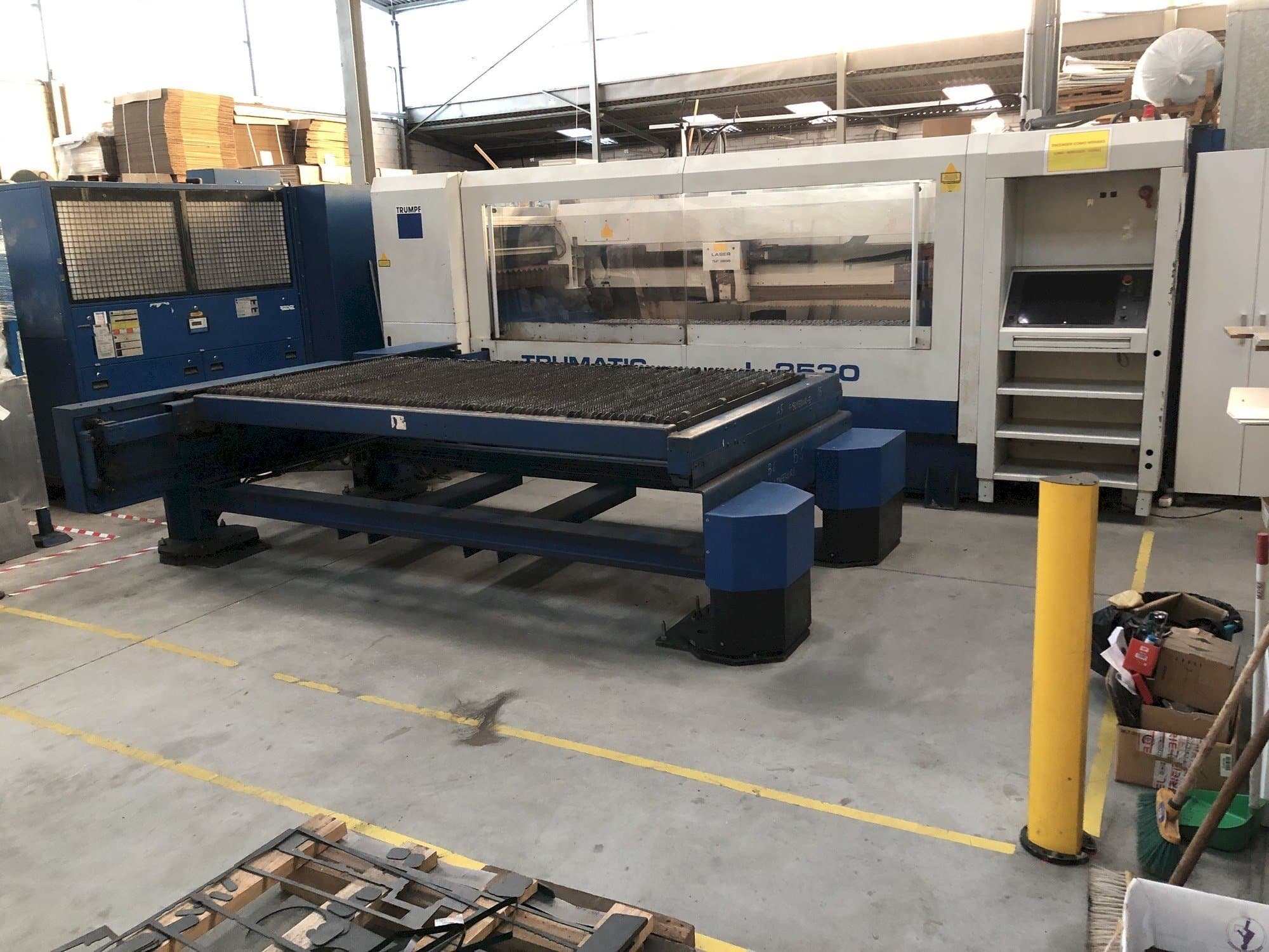 Makine  Trumpf Trumatic L2530 - Önden görünüm