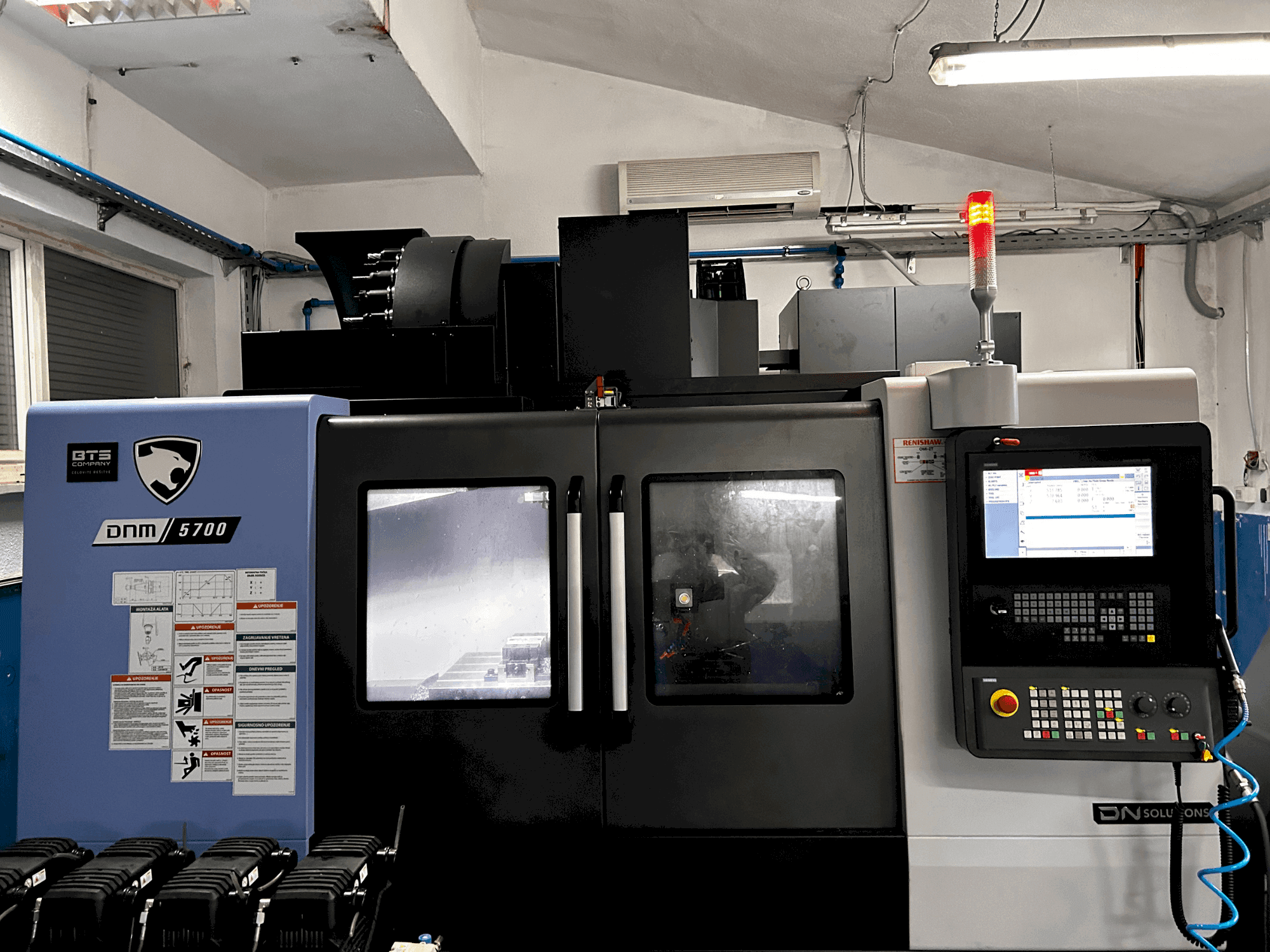 Makine DN SOLUTIONS DNM 5700 - Önden görünüm