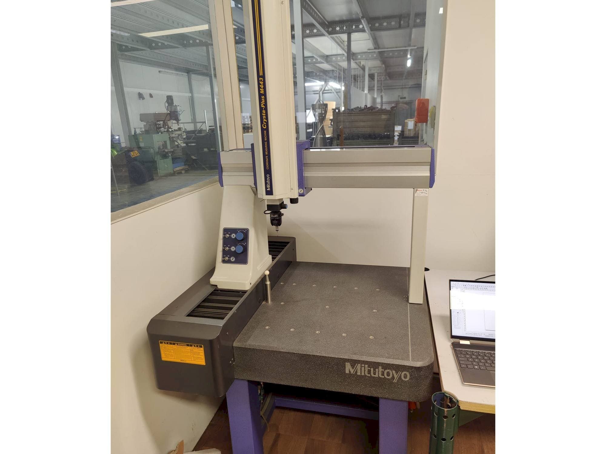 Makine  Mitutoyo Crysta-Plus M443 - Önden görünüm