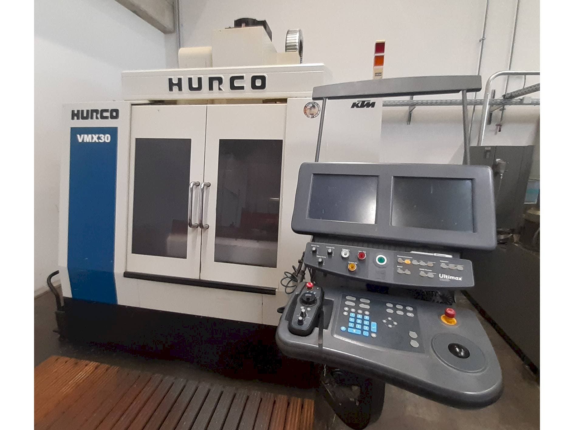 Makine  Hurco VMX 30 - Önden görünüm