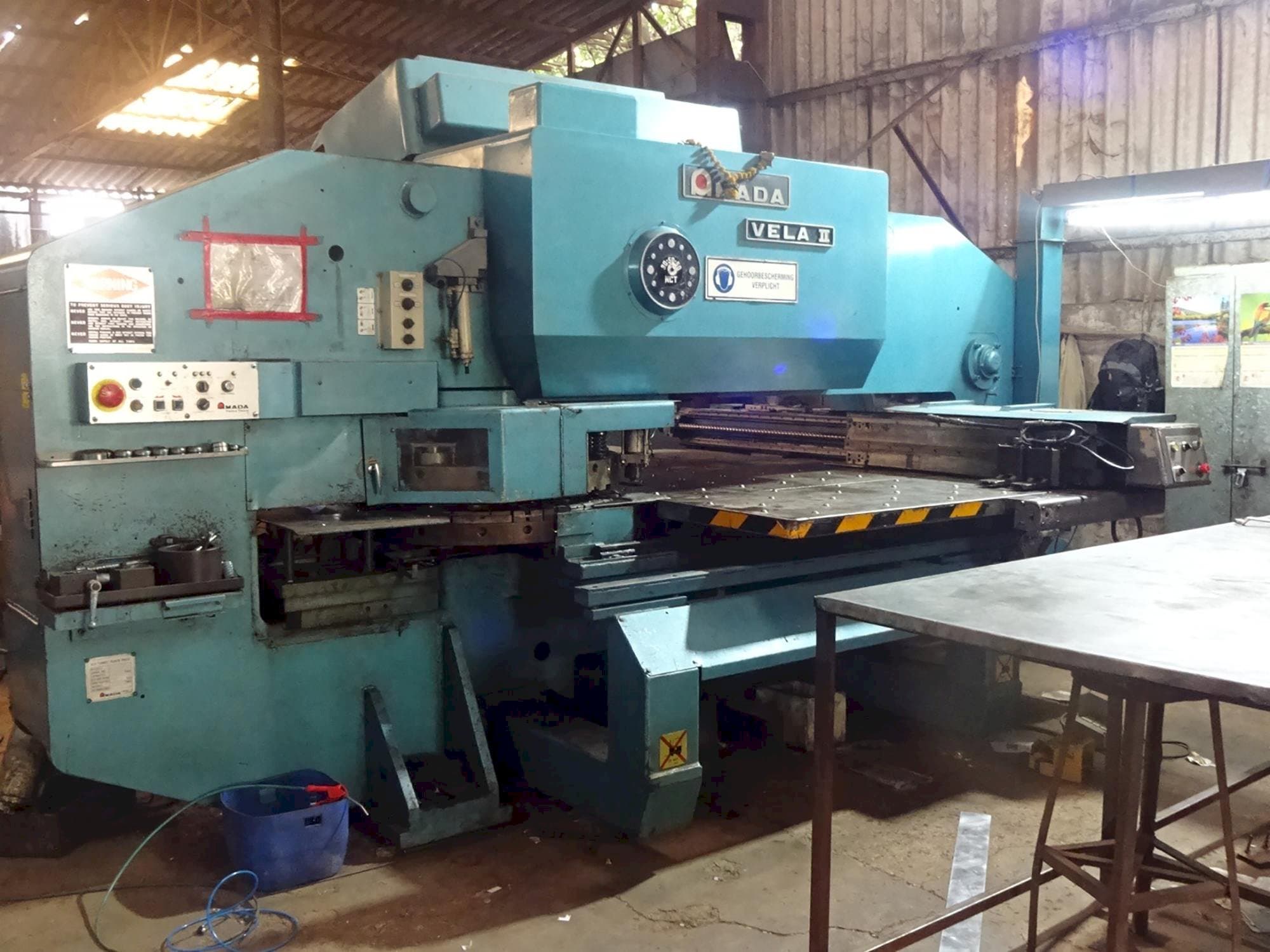 Makine AMADA - Sol görünüm VELA II 355