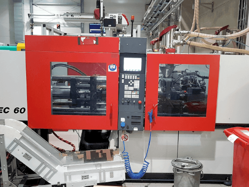 Makine  FERROMATIK MILACRON 600-355 K-TEC - Önden görünüm