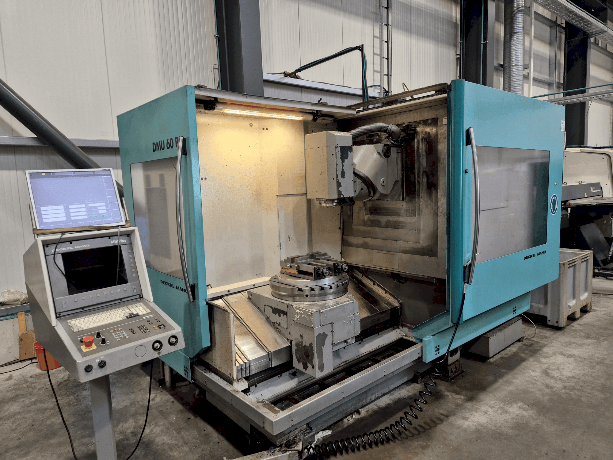 Makine DECKEL MAHO DMU 60 P - Önden görünüm