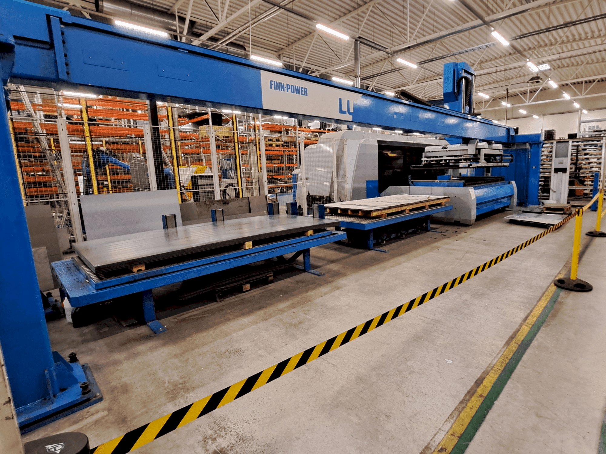 Makine  Finn-Power L6 laser + LU3000 - Önden görünüm