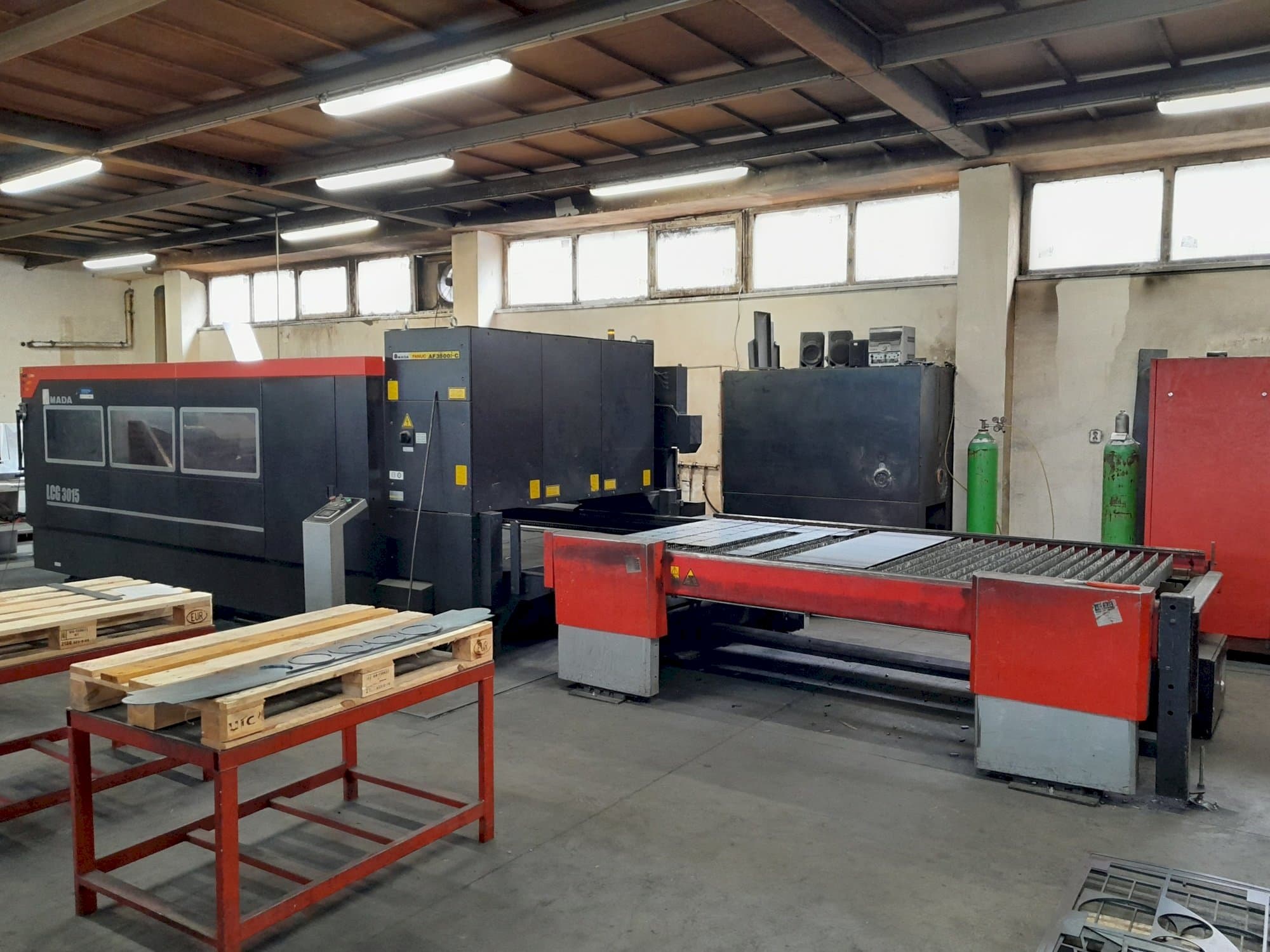Makine AMADA LCG 3015 - Önden görünüm