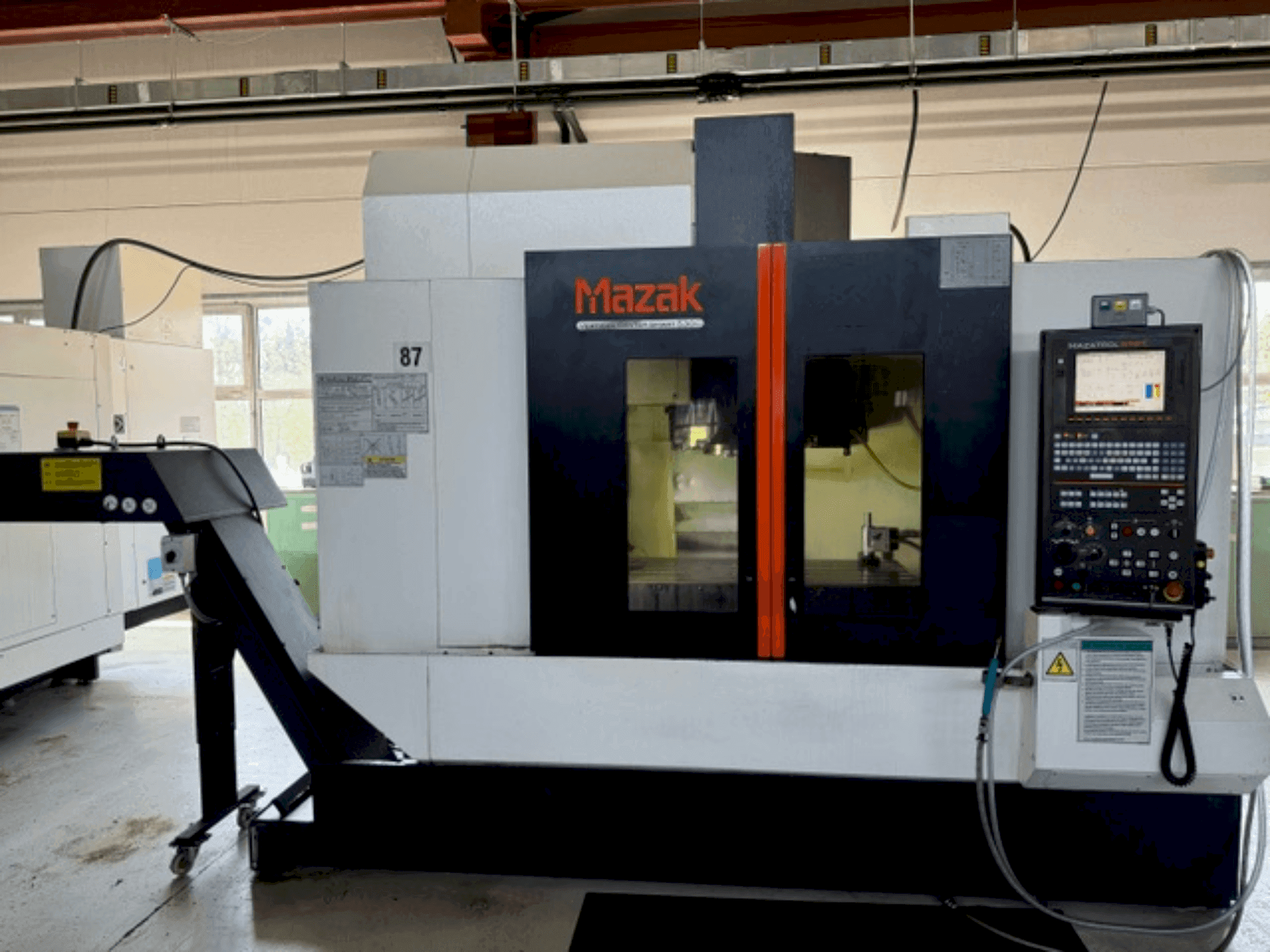 Makine  Mazak VCS530C - Önden görünüm