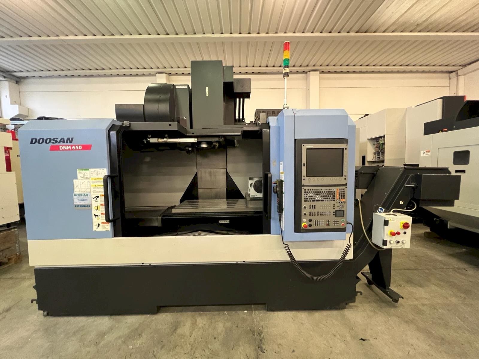 Makine DOOSAN DNM 650 - Önden görünüm