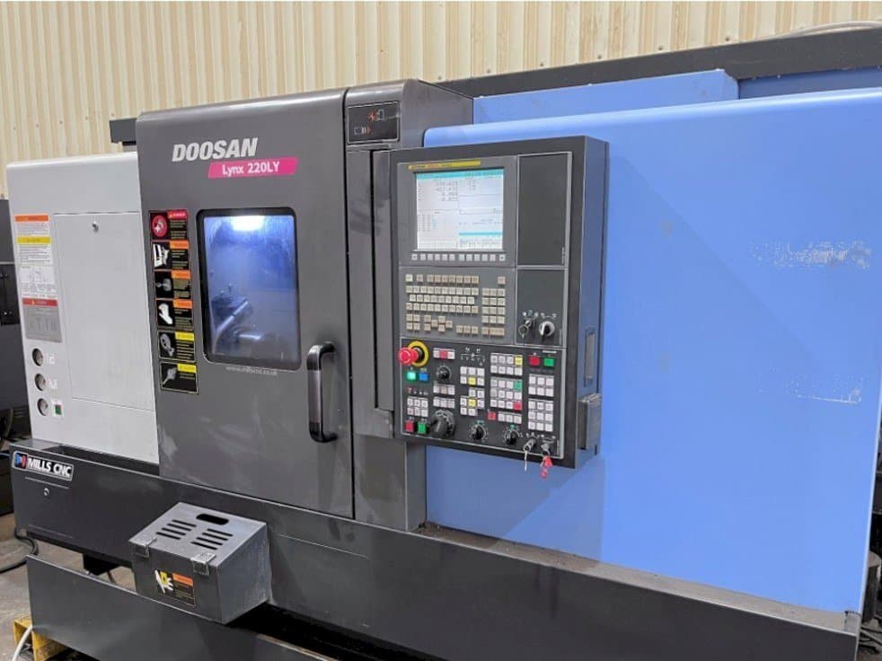 Makine  Doosan Lynx 220LYC - Önden görünüm