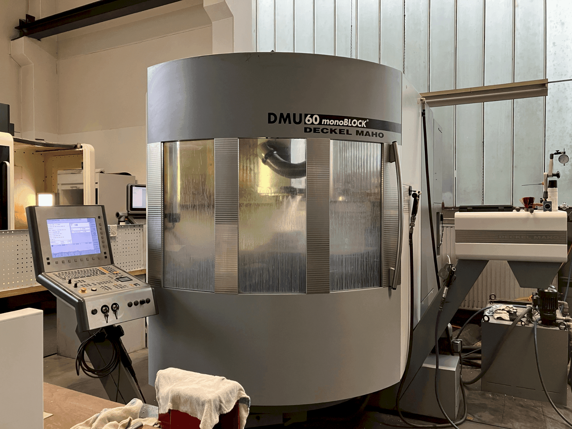 Makine  DMG DMU 60 monoBlock - Önden görünüm