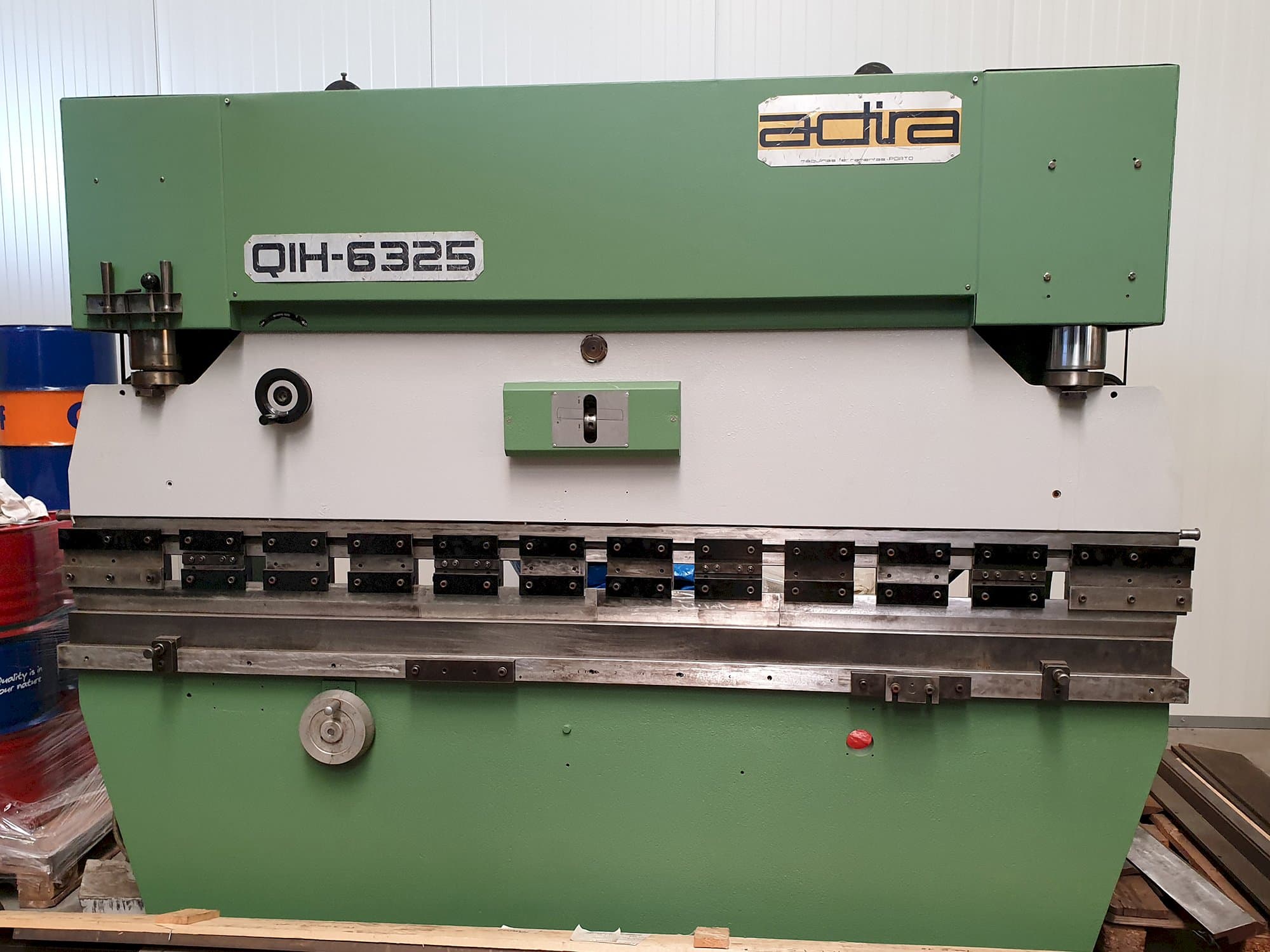 Makine ADIRA - Önden görünüm QIH 6325