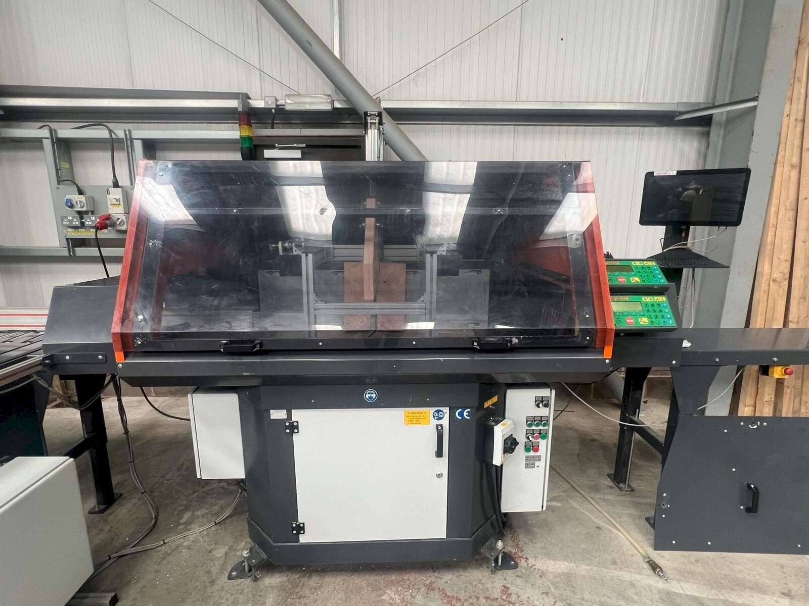 Makine  TIGER UKA 600 Cross cut installation - Önden görünüm