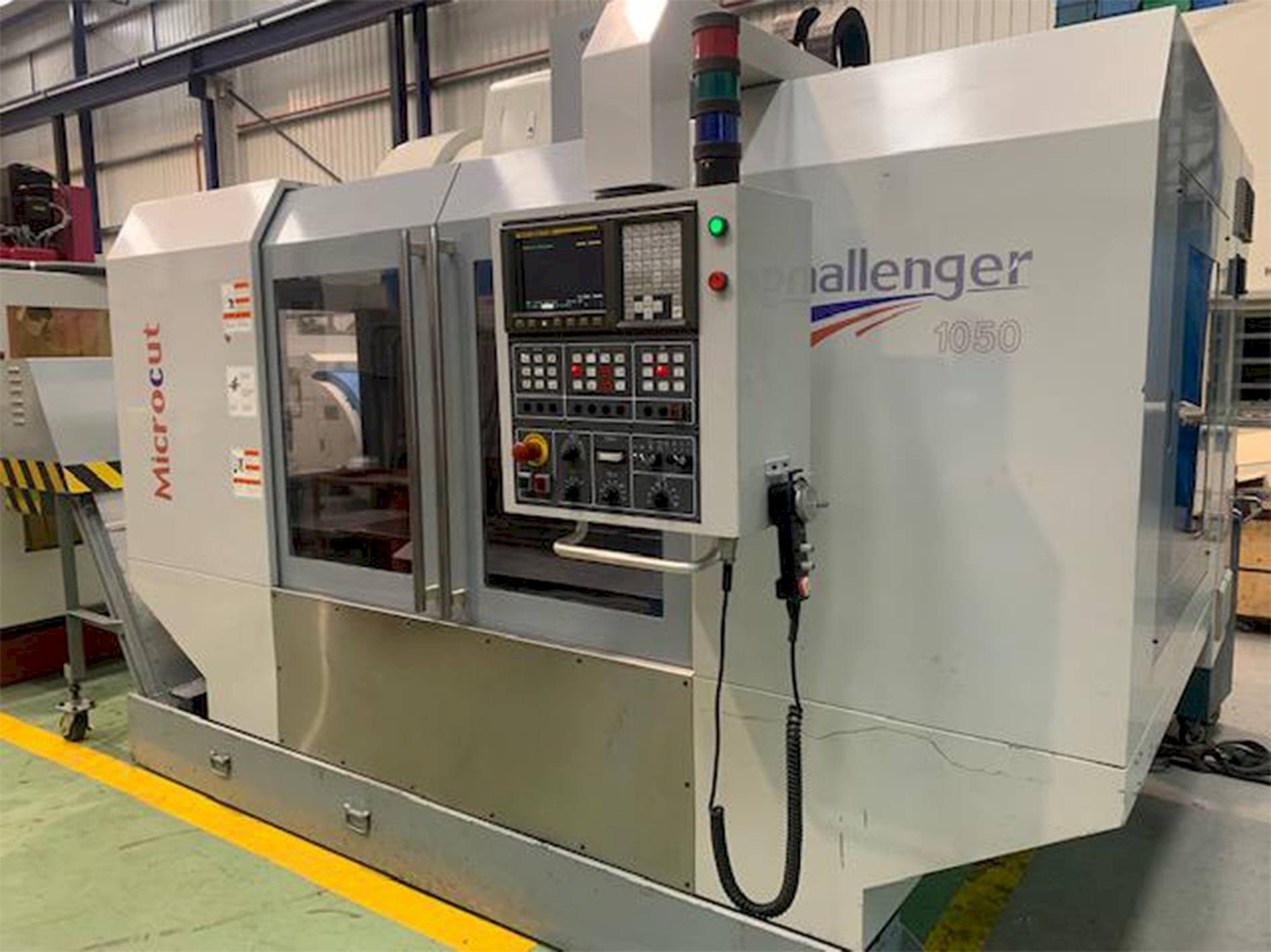 Makine MICROCUT Challenger 1050 - Önden görünüm