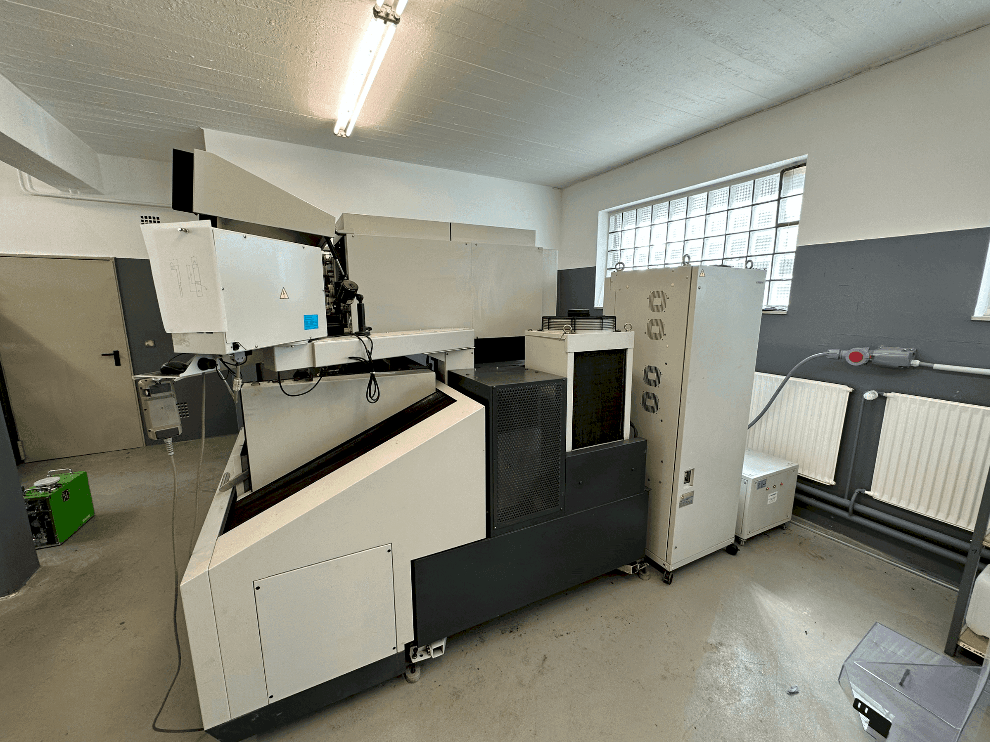 Makine  Mitsubishi MV1200S - Önden görünüm