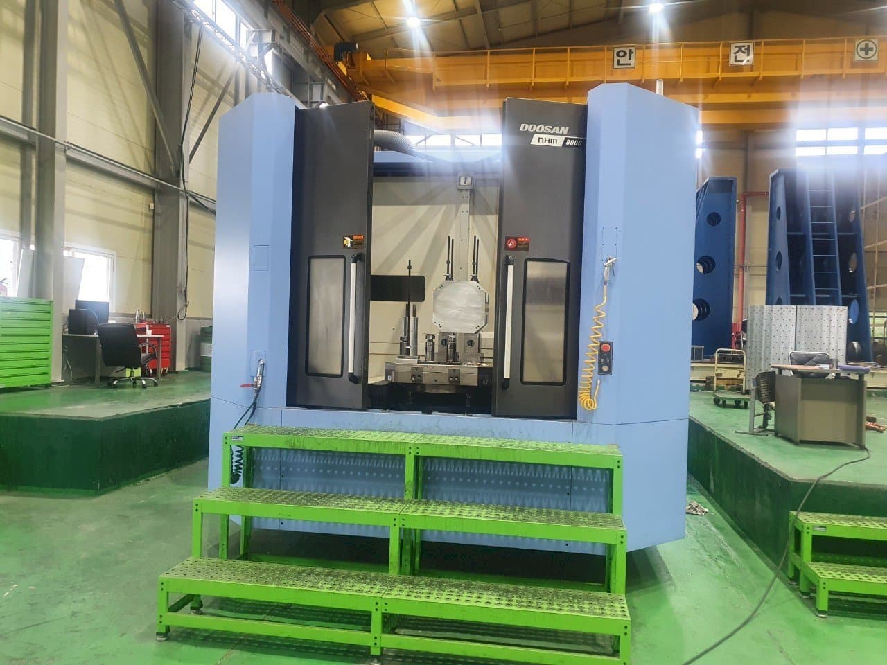 Makine Doosan NHM8000 - Önden görünüm