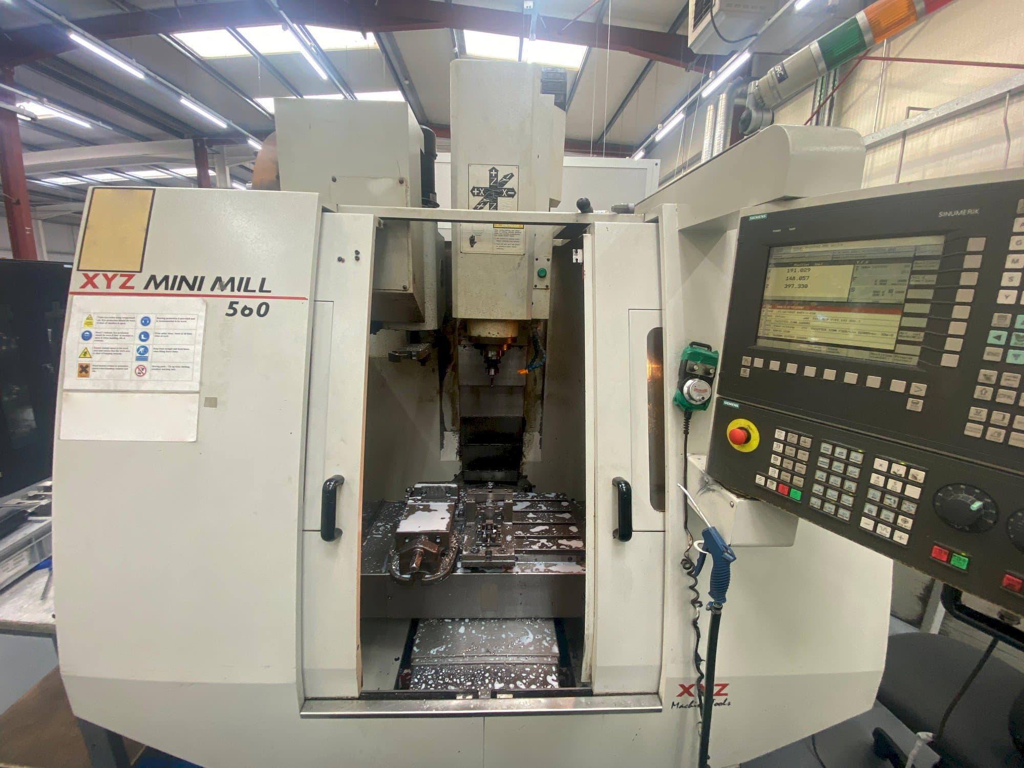 Makine XYZ Mini Mill 560 - Önden görünüm