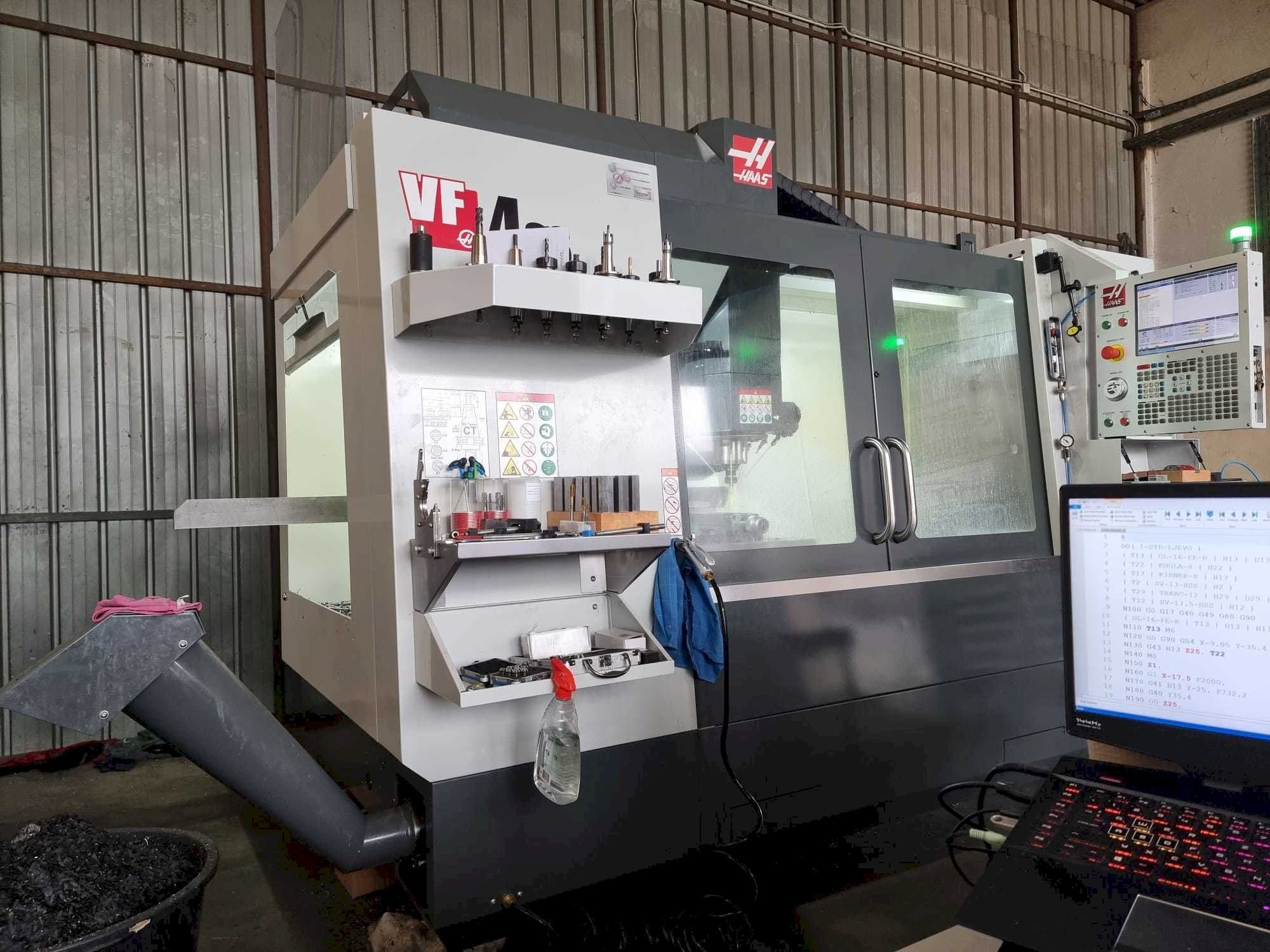 Makine HAAS VF4SS - Önden görünüm