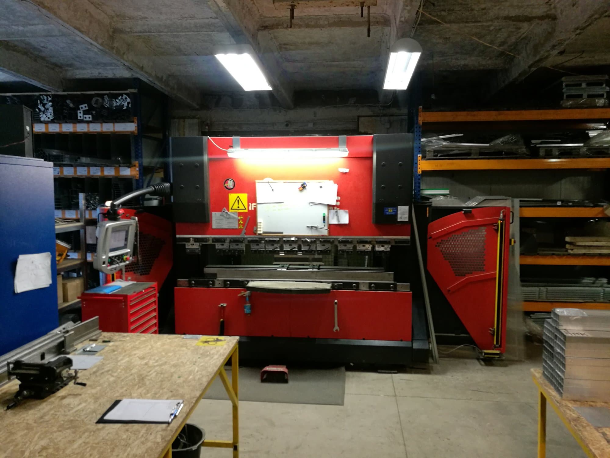 Makine AMADA - Önden görünüm HFP 80-25
