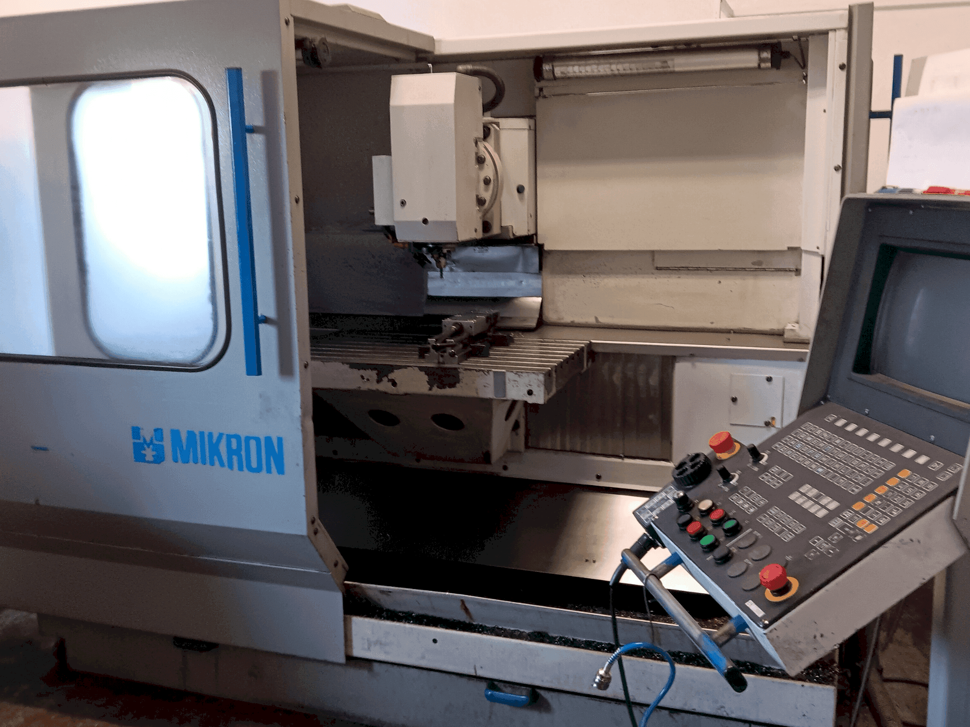 Makine MIKRON UM 600 - Önden görünüm