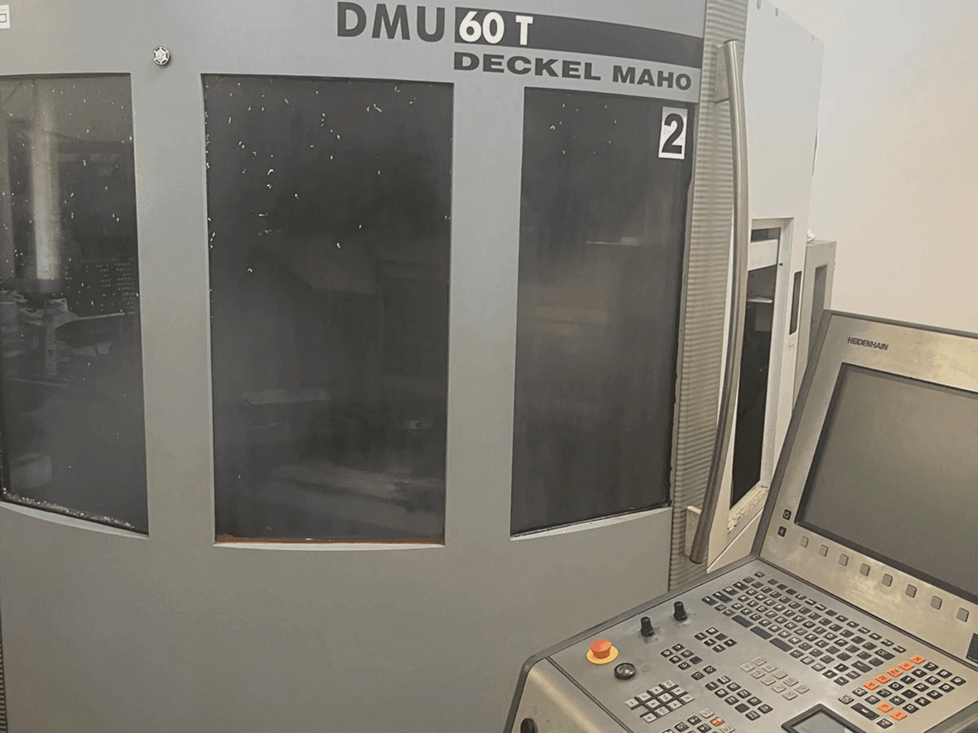 Makine DMG DECKEL MAHO DMU 60T - Önden görünüm