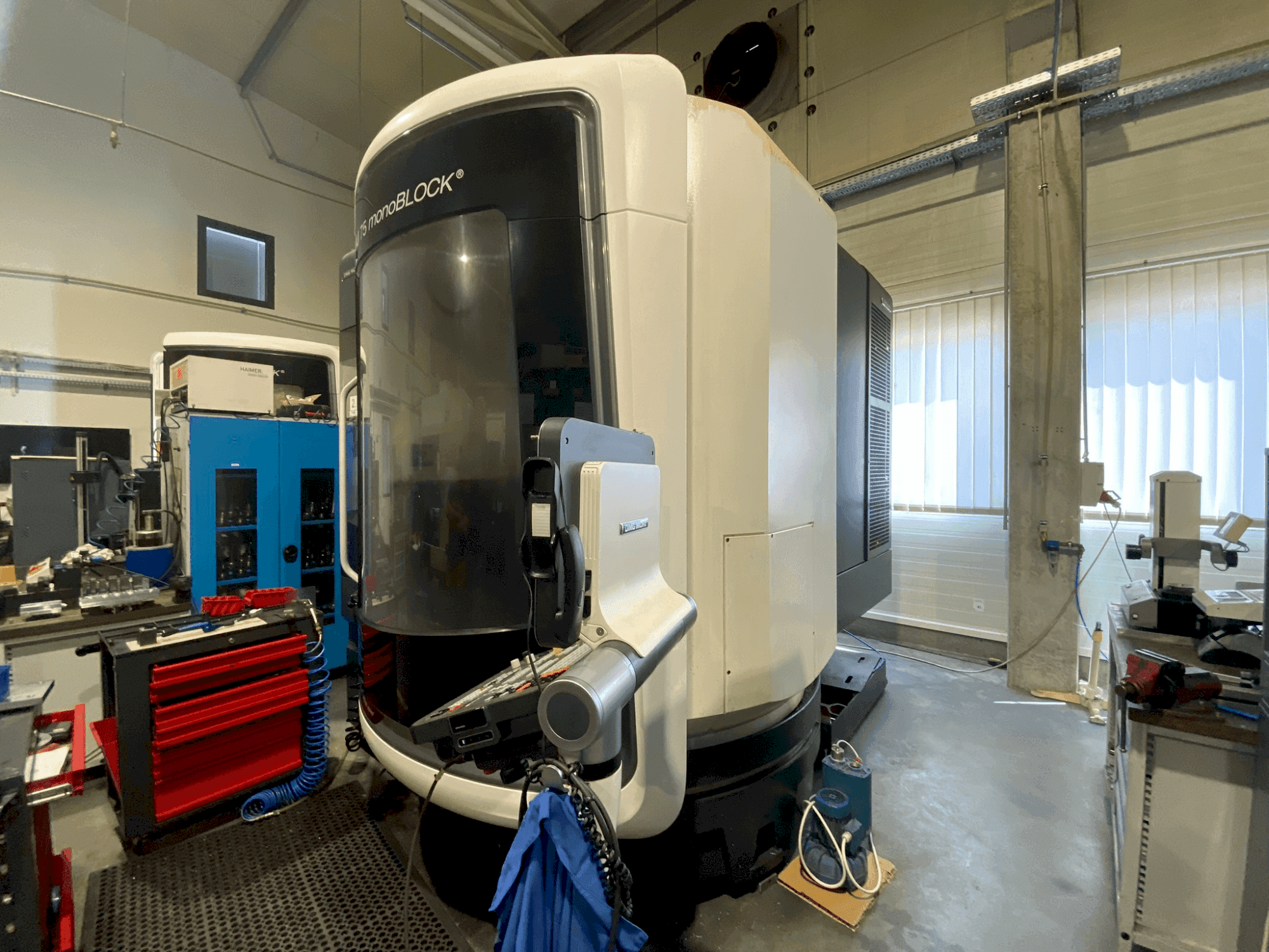 Makine DMG MORI DMU 75 MonoBlock - Önden görünüm