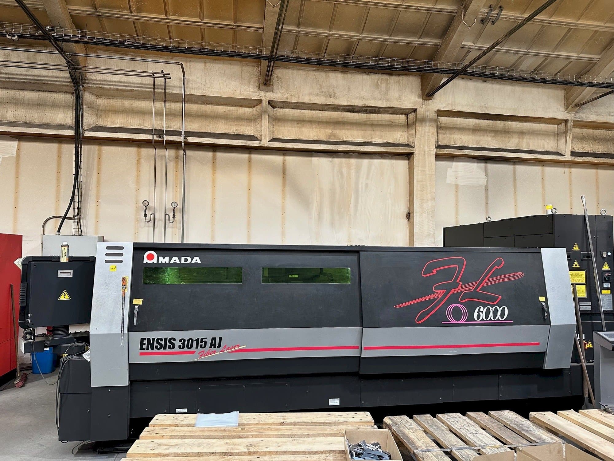 Makine AMADA ENSIS-3015 AJ - Önden görünüm