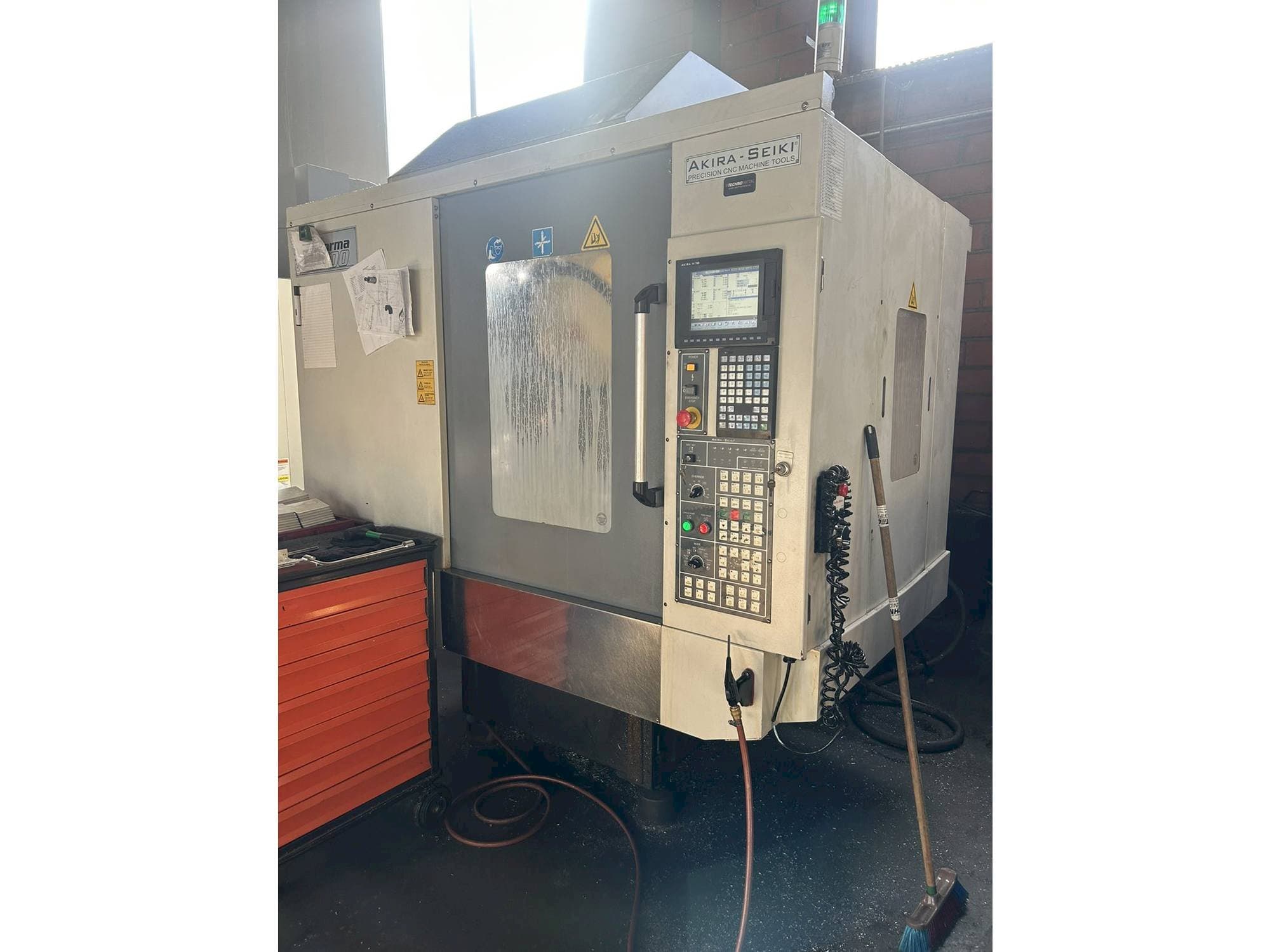 Makine Akira Seiki PC700 - Önden görünüm